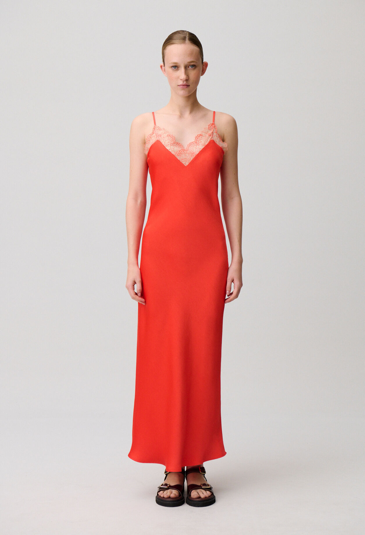 Robe fluide satinée dentelle