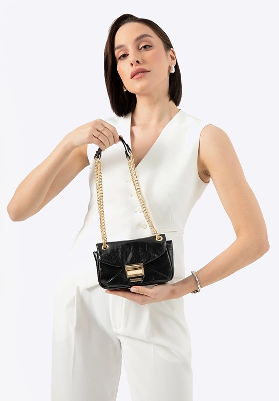 Minitorebka crossbody z połyskującej ekoskóry czarna