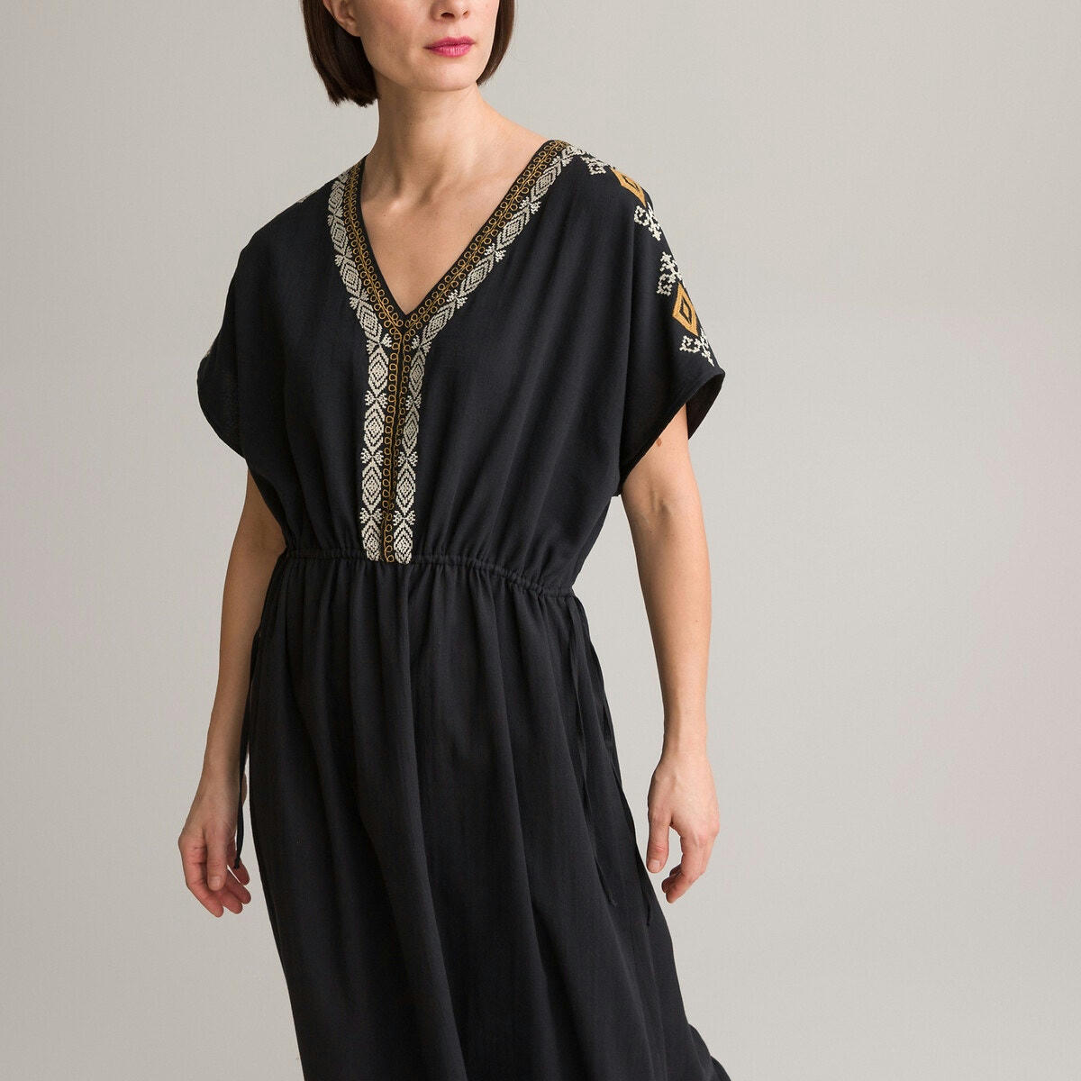 Robe brodée, longue, forme évasée