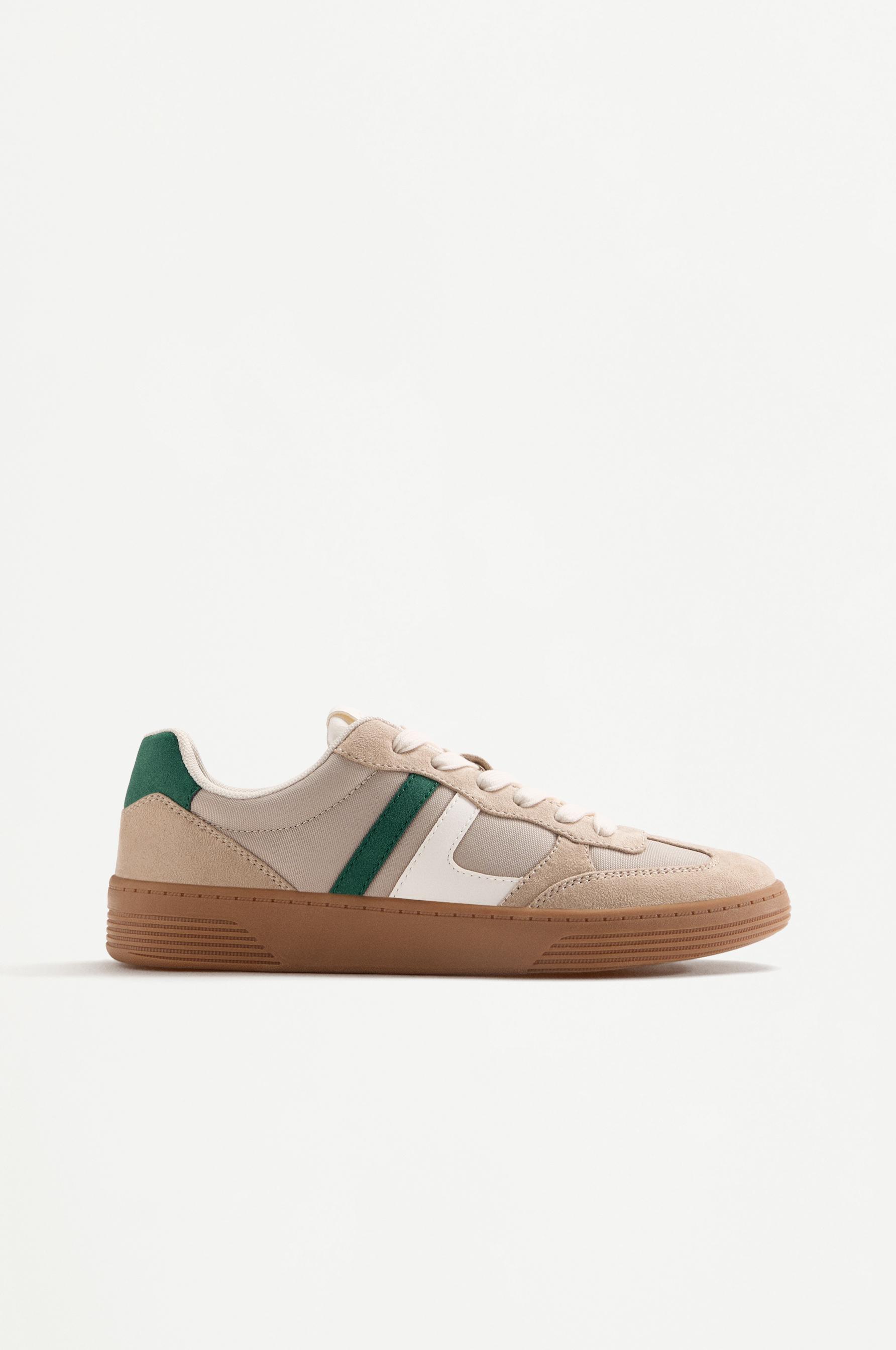 Zapatilla retro detalle