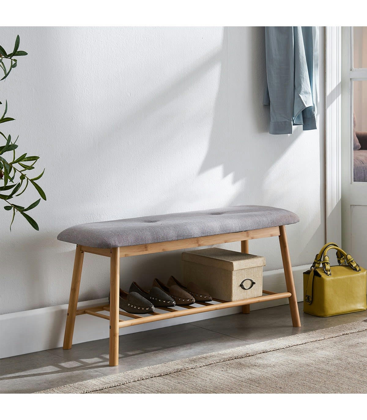 - Banc avec assise en tissu gris et structure en bambou