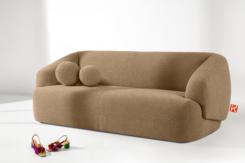 KONSIMO VIRA Sofa 2,5 z podłokietnikami w stylu japandi z ozdobną poduszką