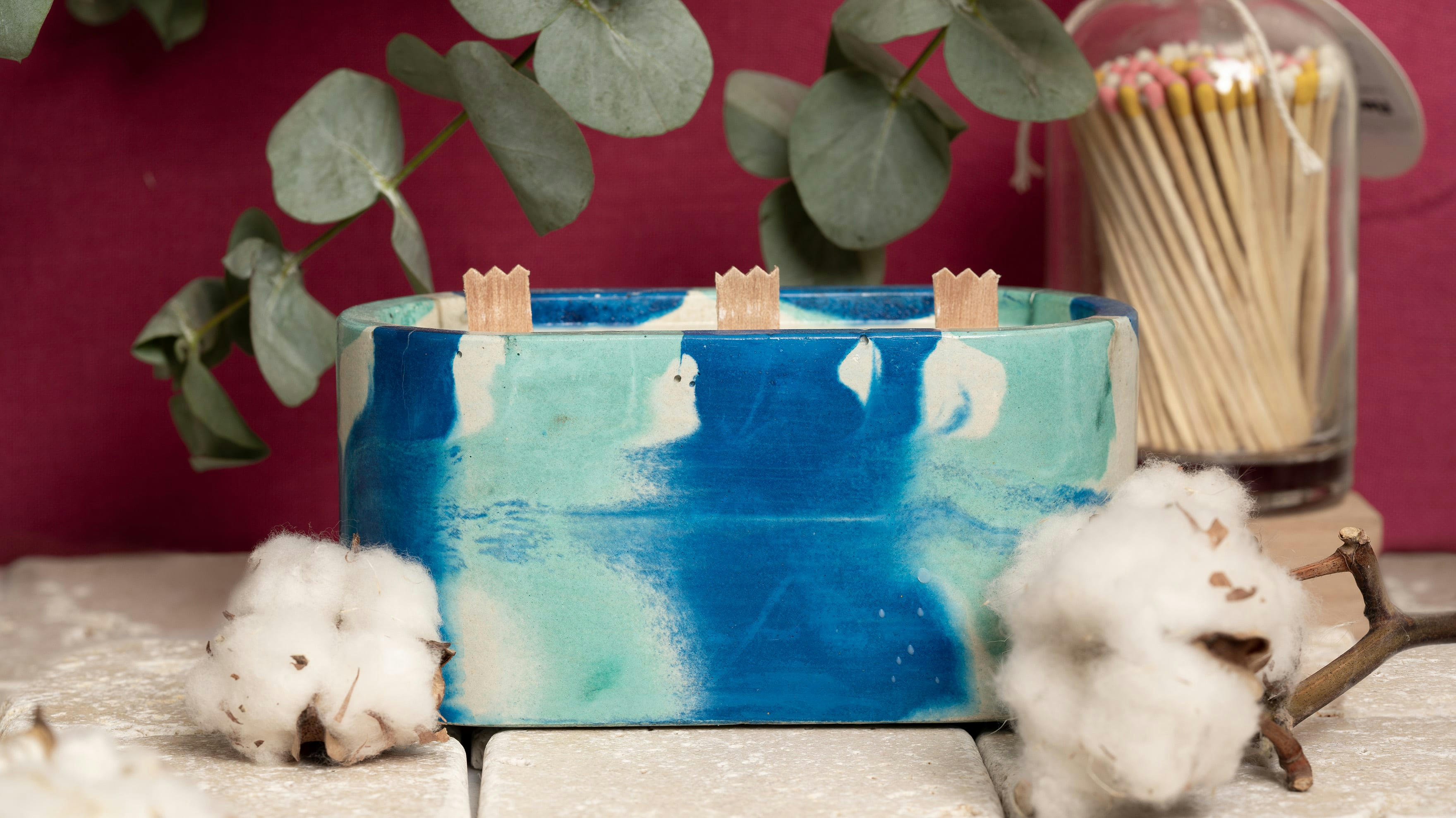 BOUGIES XXL -BÉTON TIE&DYE - Bougie xxl tie&dye en béton bleu et turquoise parfum fleur d'oranger