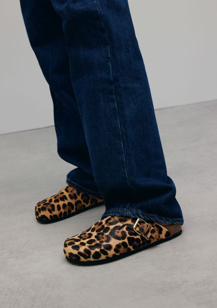 Leopard clogs met gesp