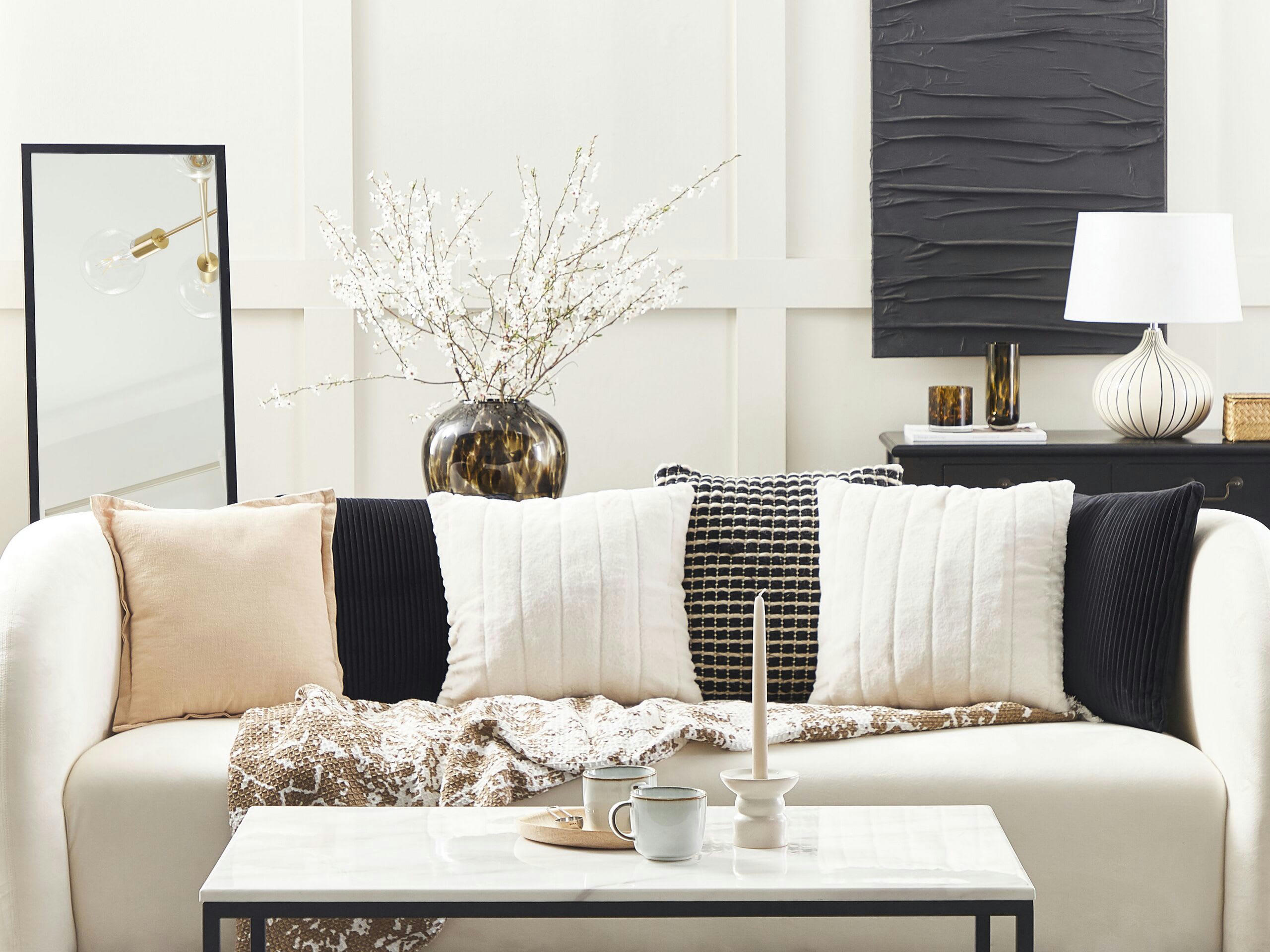 PUMILA - Coussin décoratif en fausse fourrure blanc 45x10cm