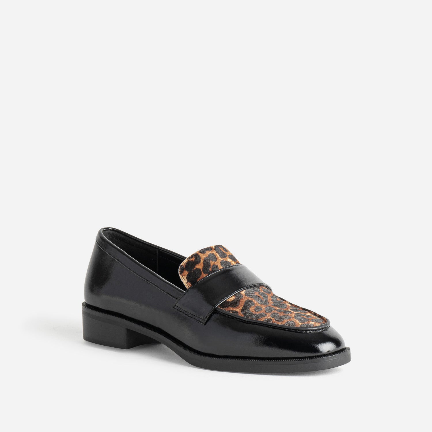 Mocassin noir détails motif léopard