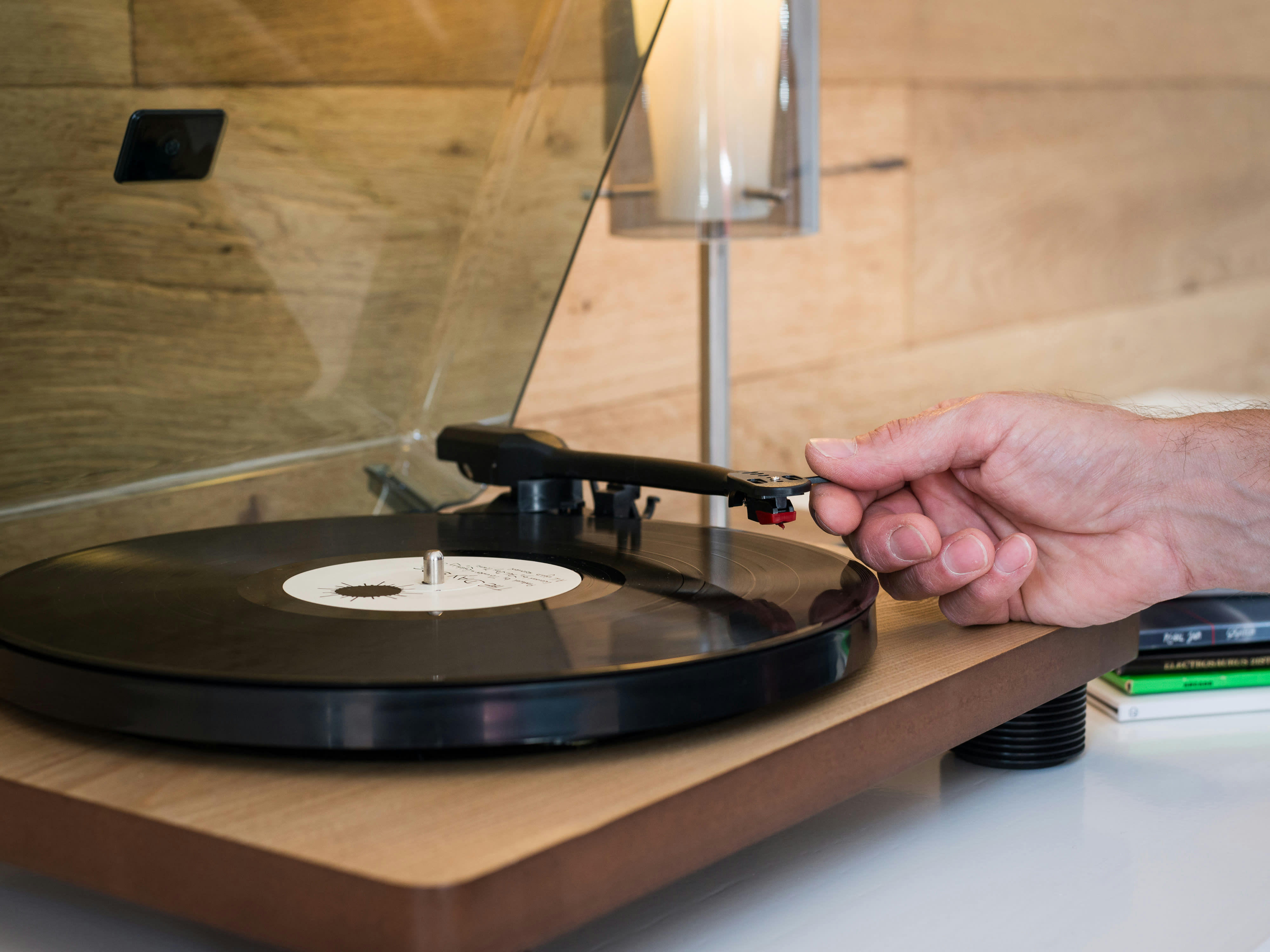 - Platine vinyle avec haut-parleurs intégrés et encodage usb
