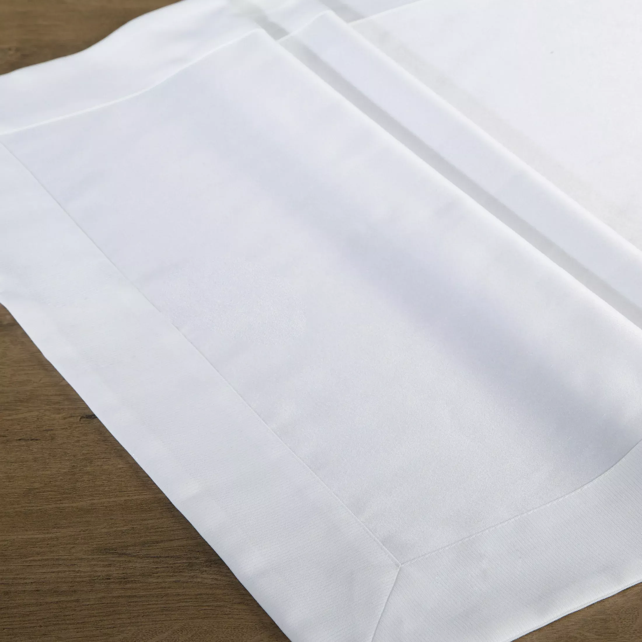 Bieżnik na stół biały 85x85 cm MILA zdobiony delikatnie nabłyszczaną listwą w eleganckim opakowaniu