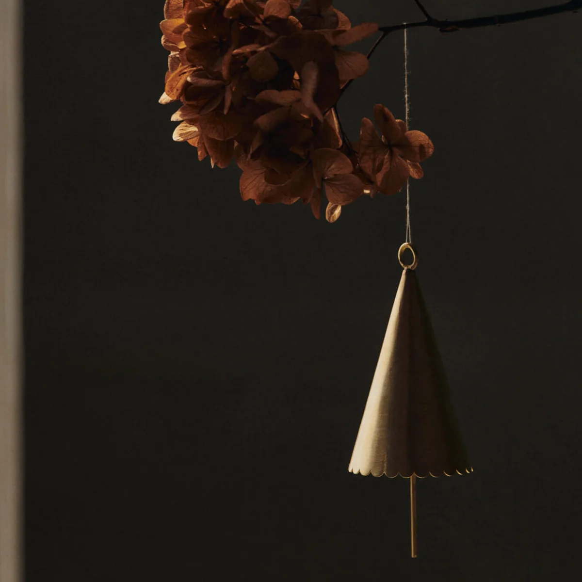 Ferm Living - Cone Bell Weihnachtsschmuck, Messing (2er Set)