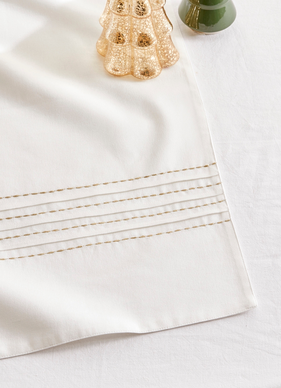 CHEMIN DE TABLE PLISSÉ BRODÉ FILS DORÉS BLANC