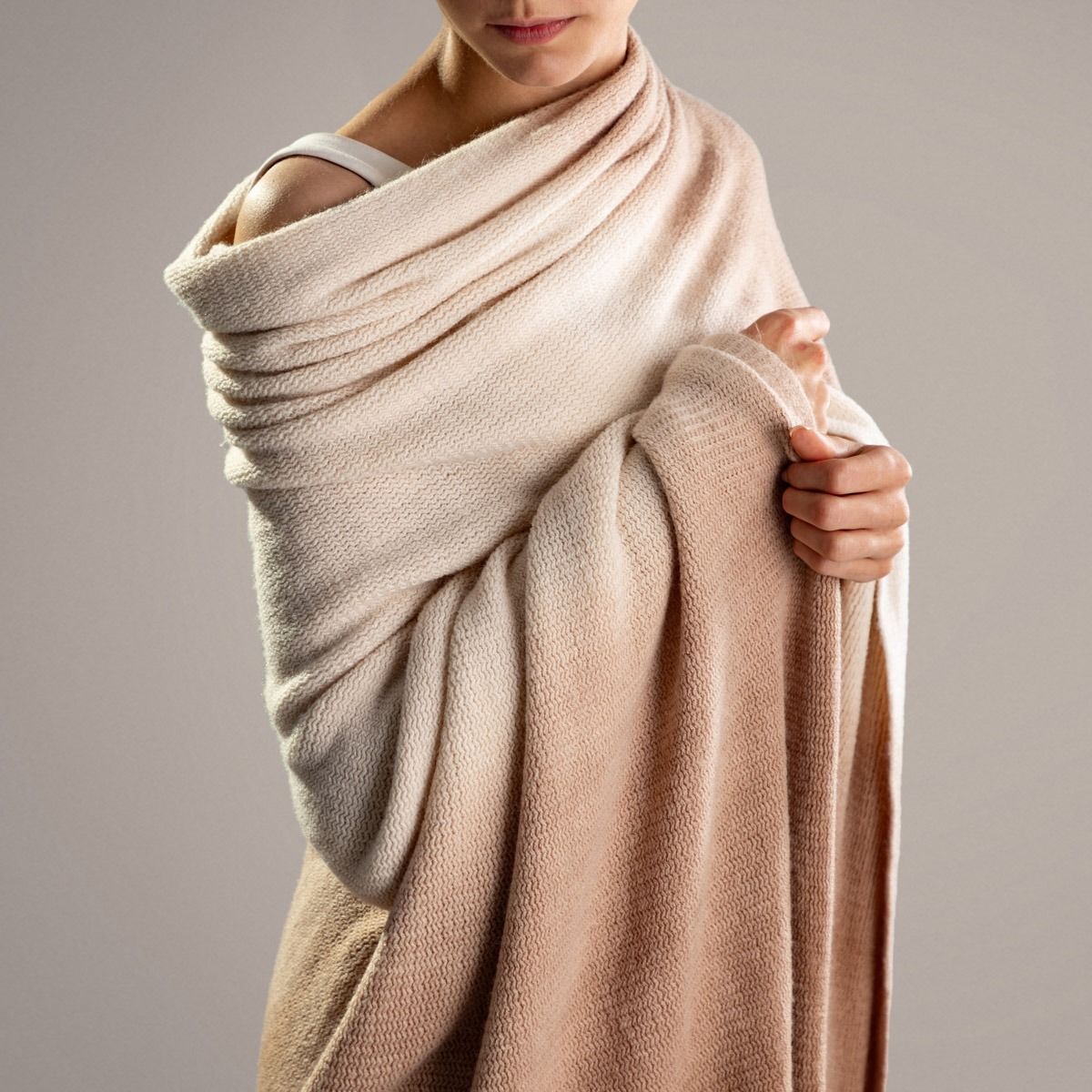 Koc FINNS ombre miękki beżowy z frędzlami 130x170 cm