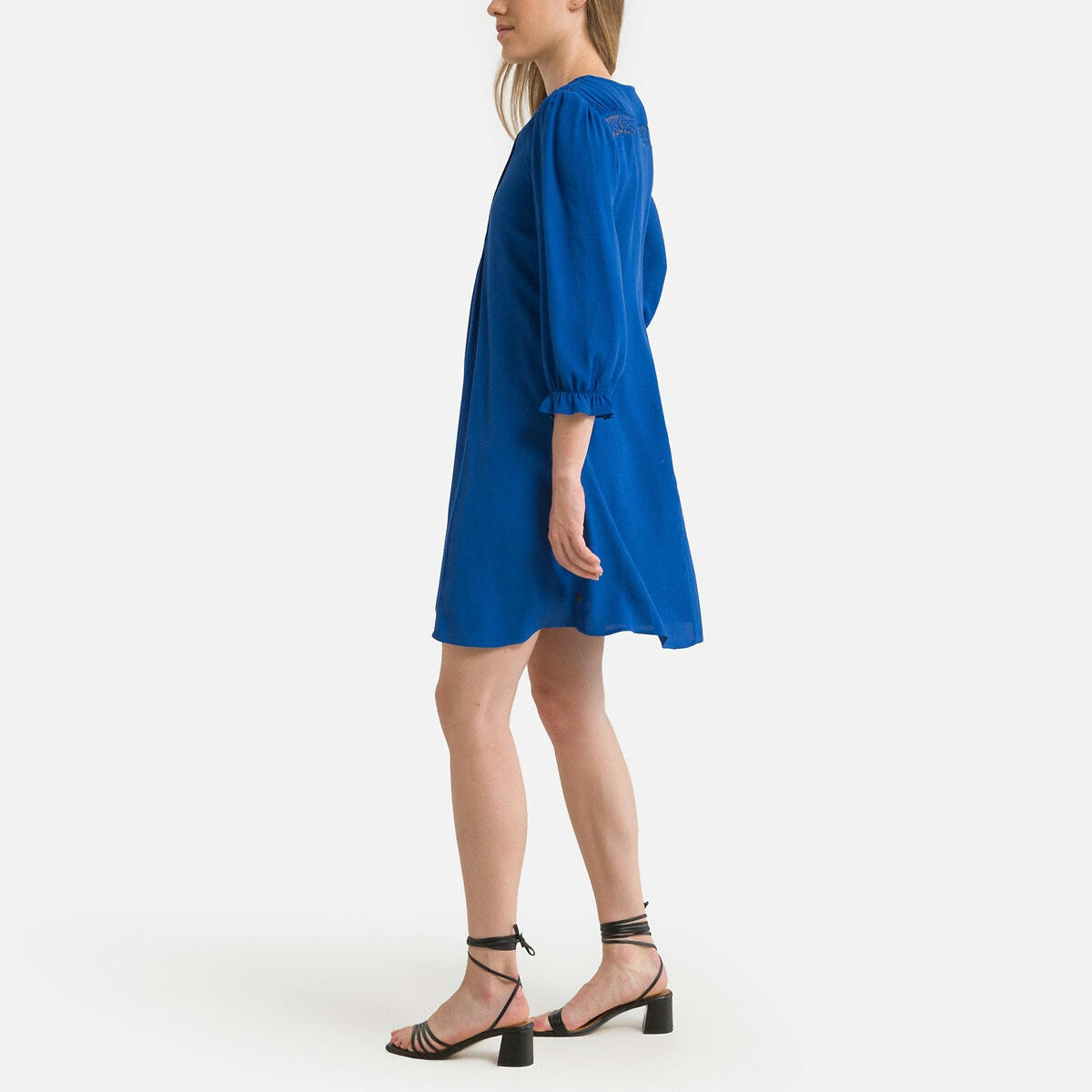 Robe courte plissée, encolure v, manches 3/4