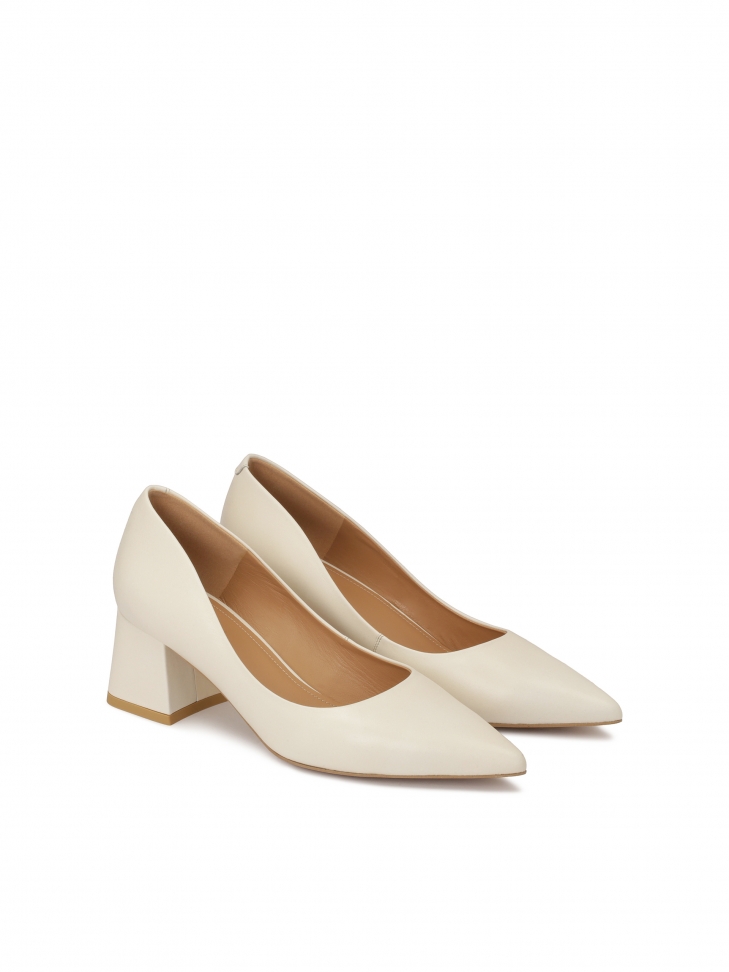 Minimalist pumps in neutral color