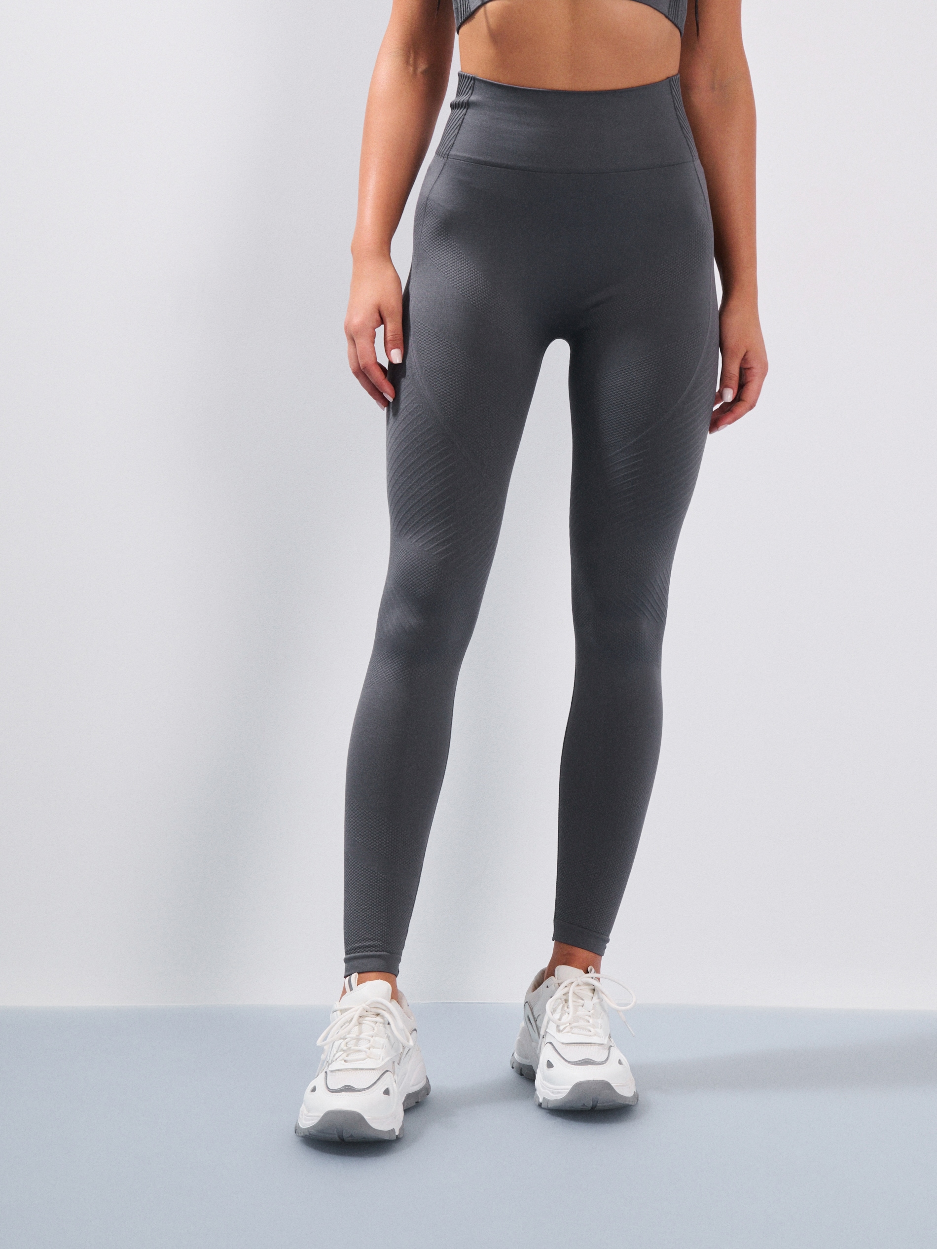 Legginsy z wysokim stanem o dopasowanym kroju
