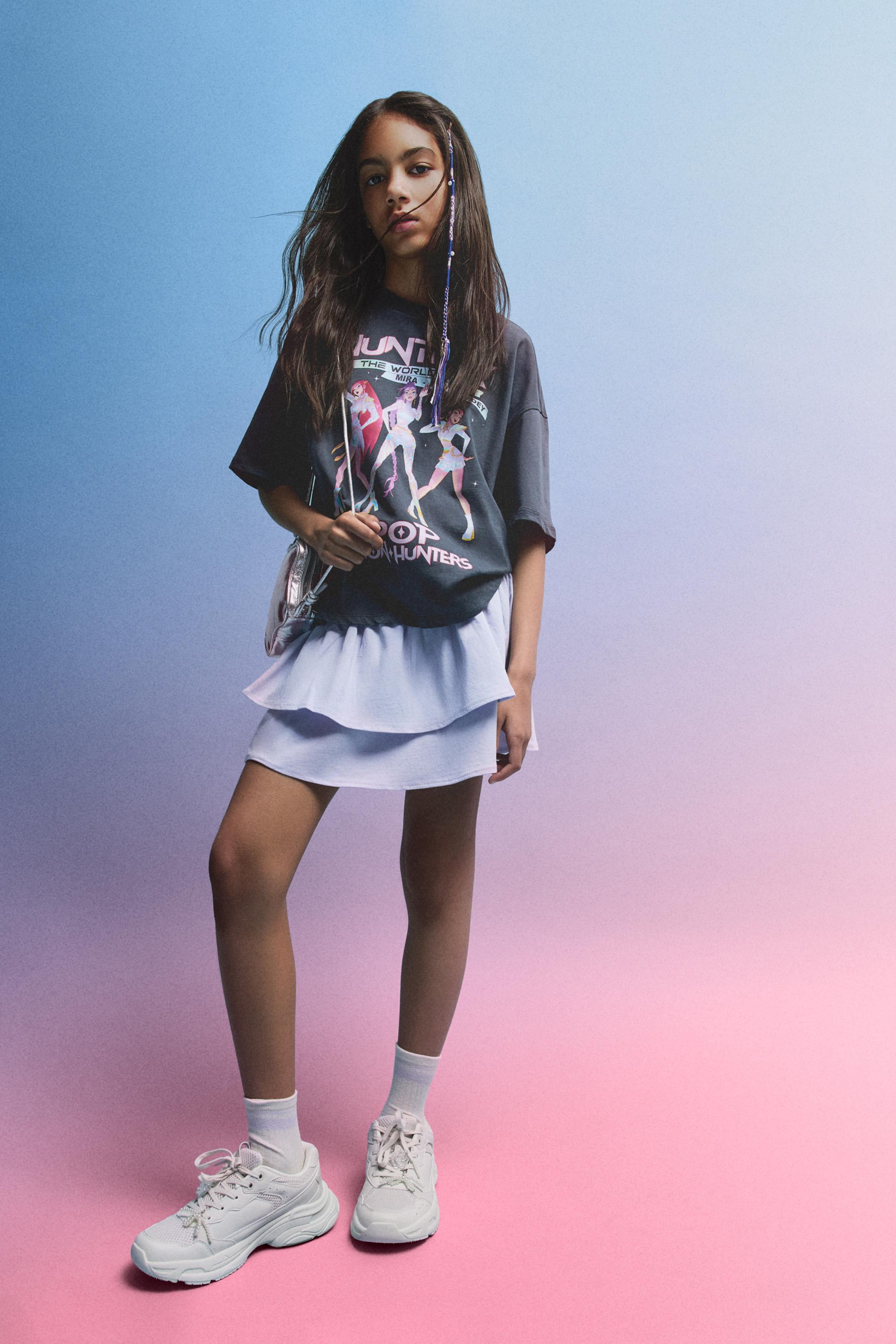 Camiseta Huntrix K-Pop Demon Hunters ™/© Netflix texto trasero