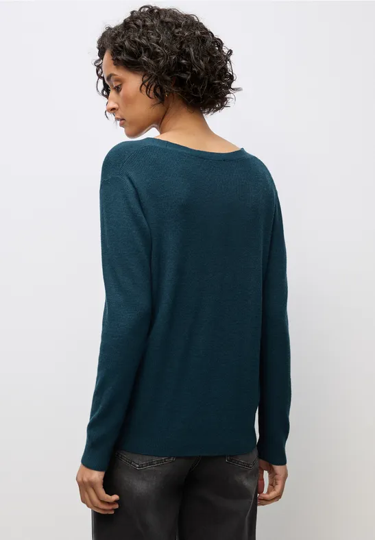 Basic V-Neck Pullover