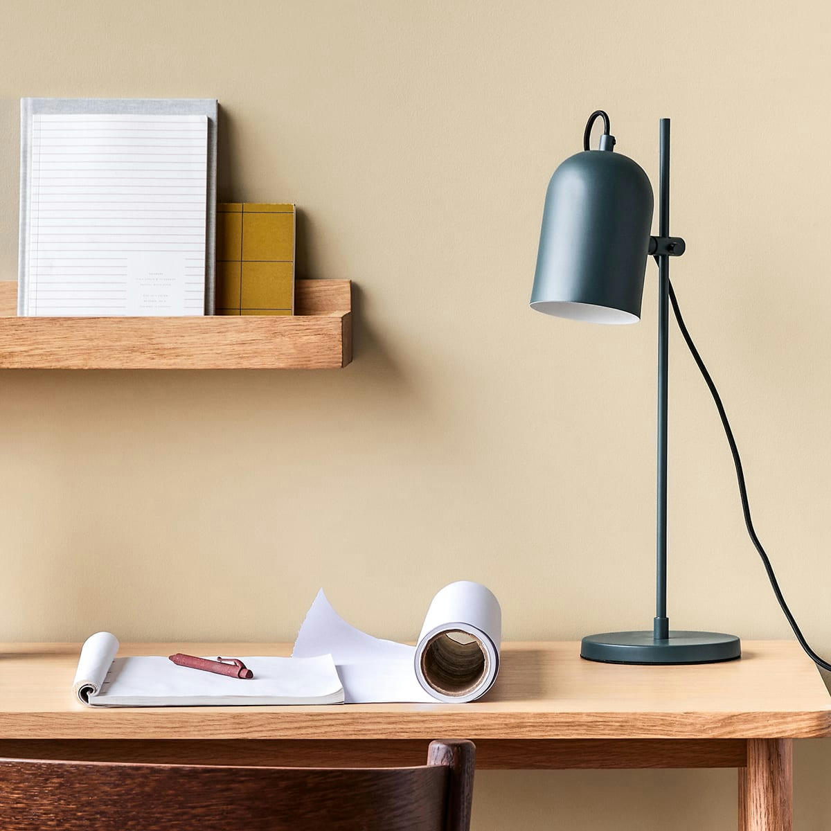 PIPE - Lampe de table en fer bleu