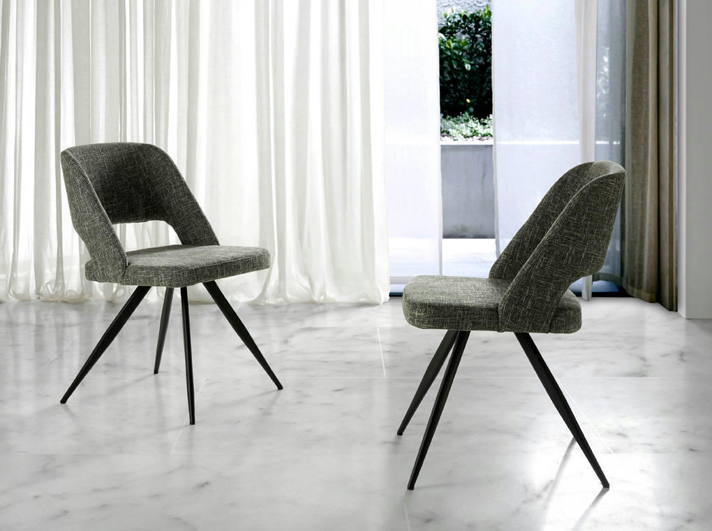 - Chaise en tissu et pieds en acier noir
