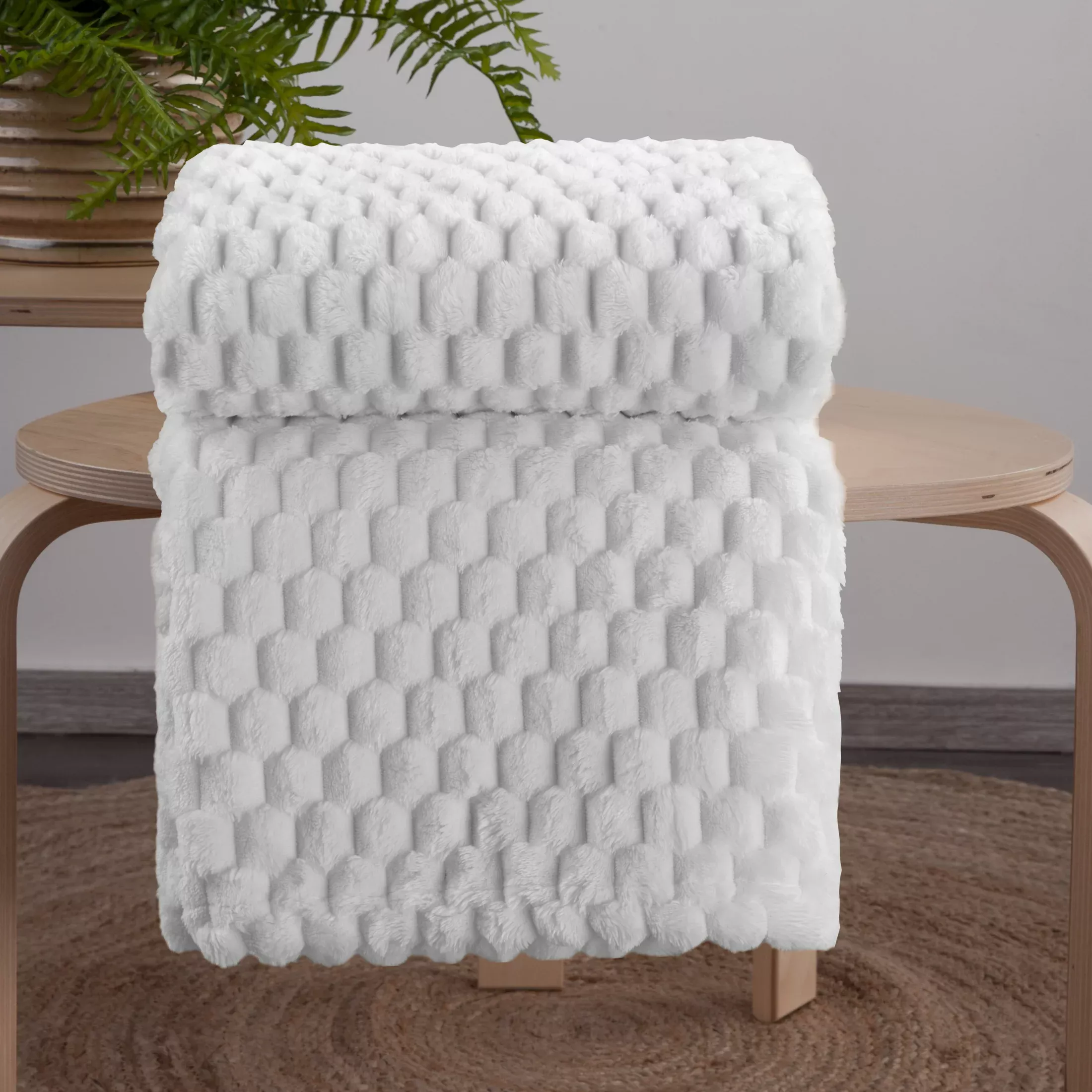 Koc 130x160 cm biały bardzo miękki i miły w dotyku z wytłaczanym wzorem 3D CINDY 6 Design 91