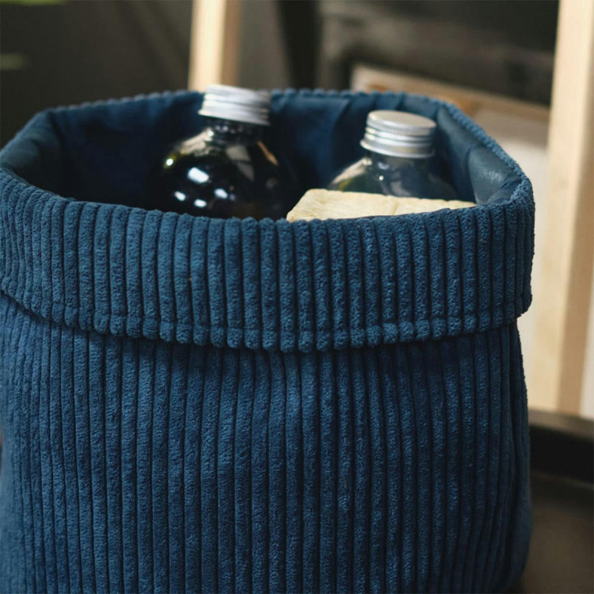 COZY - Corbeille en velours côtelé couleur paon