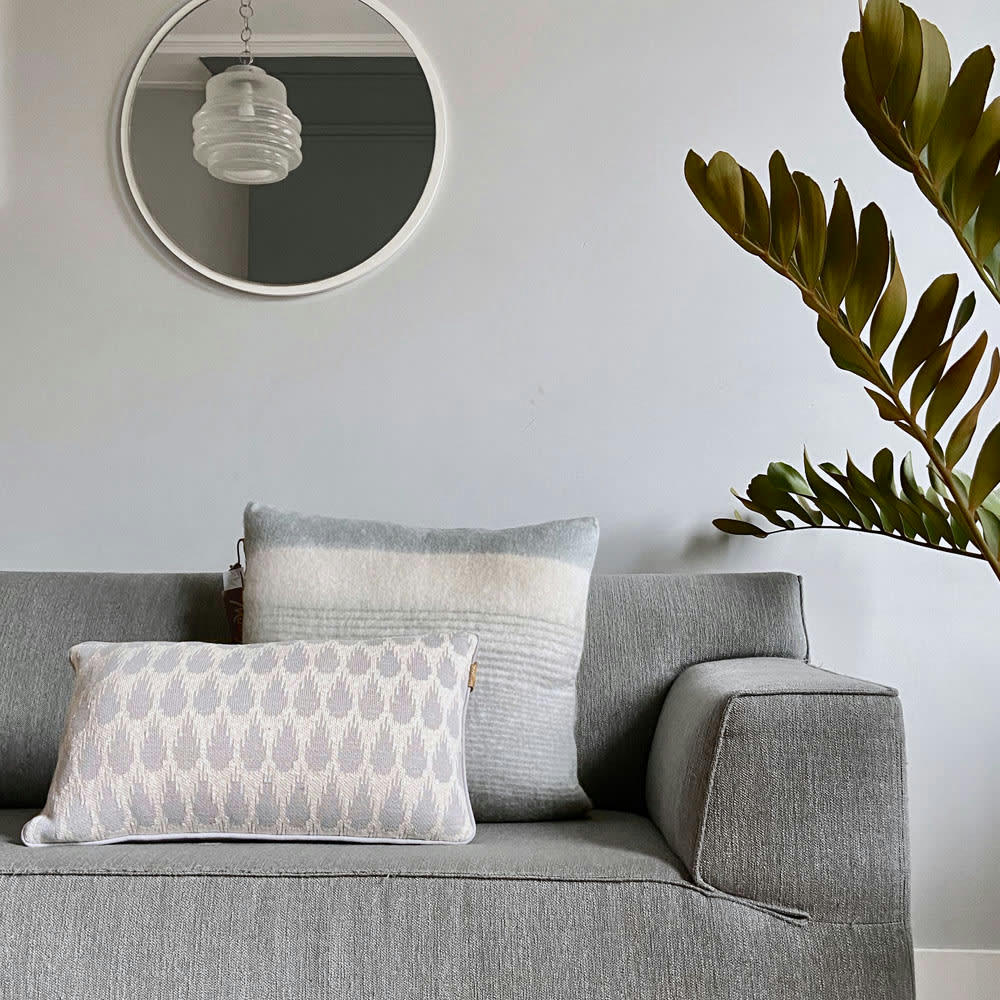 BOTANIQUE - Coussin botanique tricoté gris clair 35x60