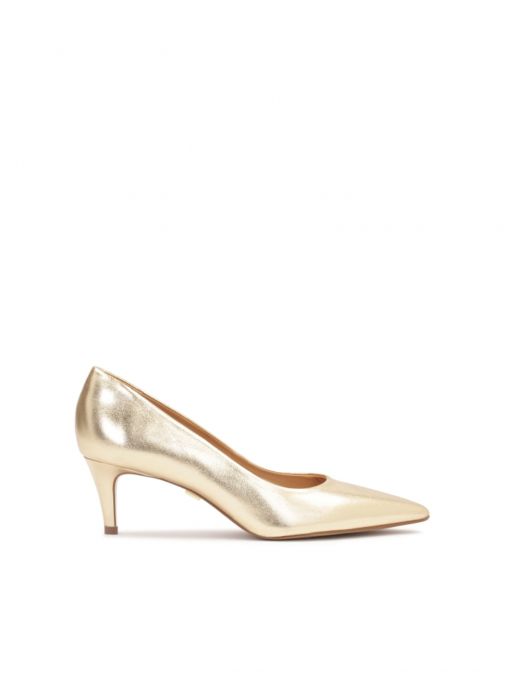 Classic gold pumps with low heel