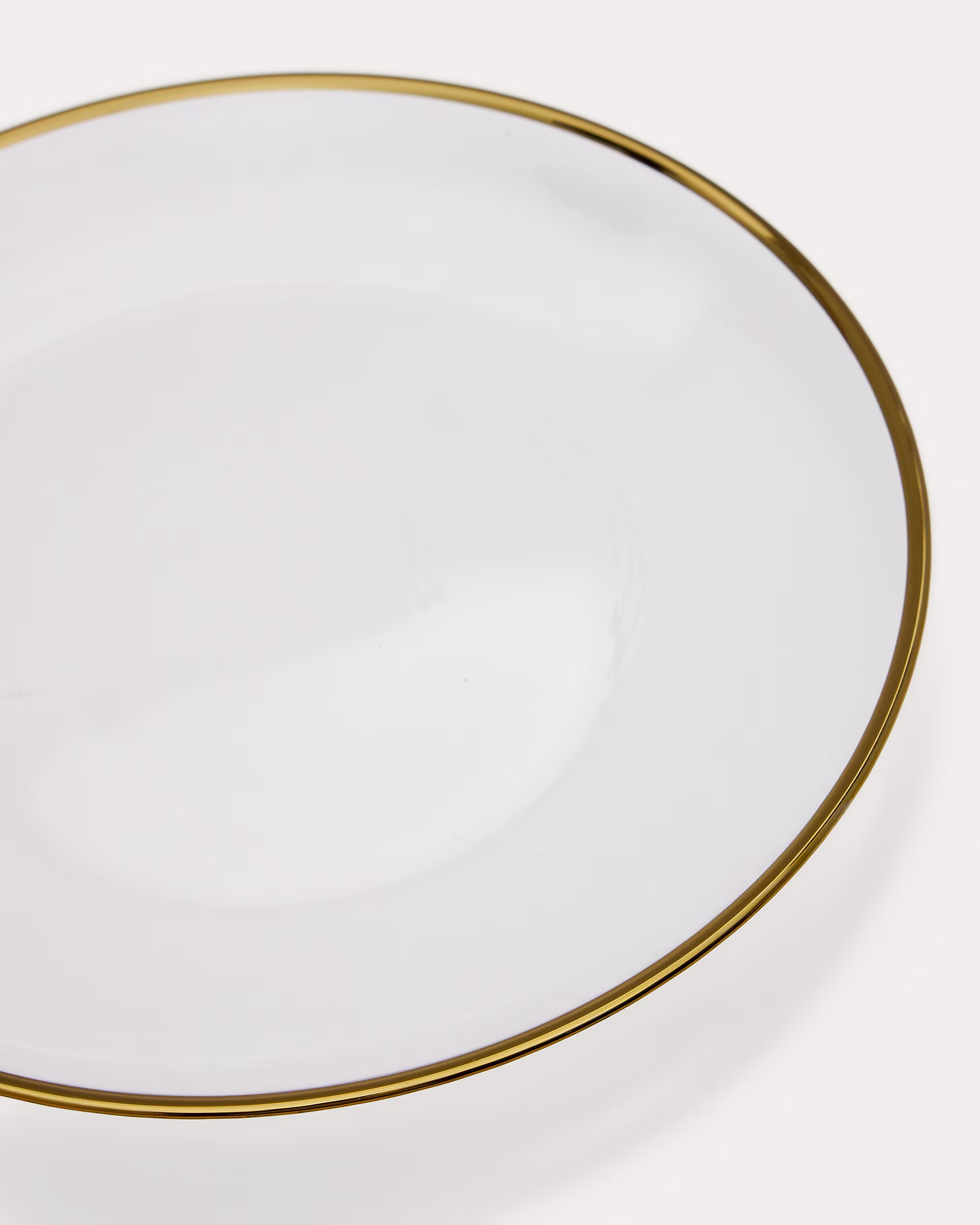 Plato plano Nelie transparente y detalle dorado