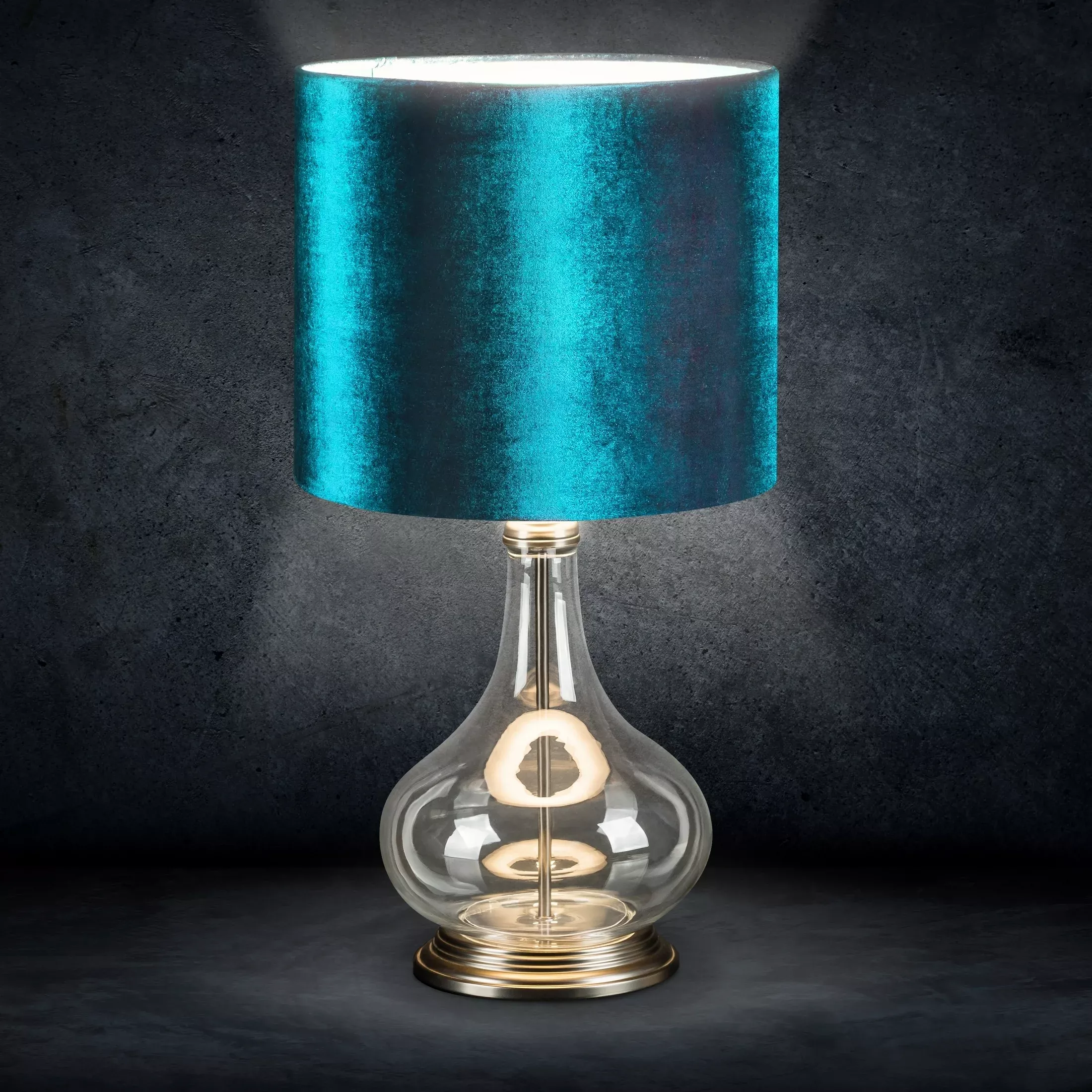 Lampa stołowa do pokoju turkusowa KIM na podstawie z przezroczystego szkła z abażurem z lśniącego welwetu
