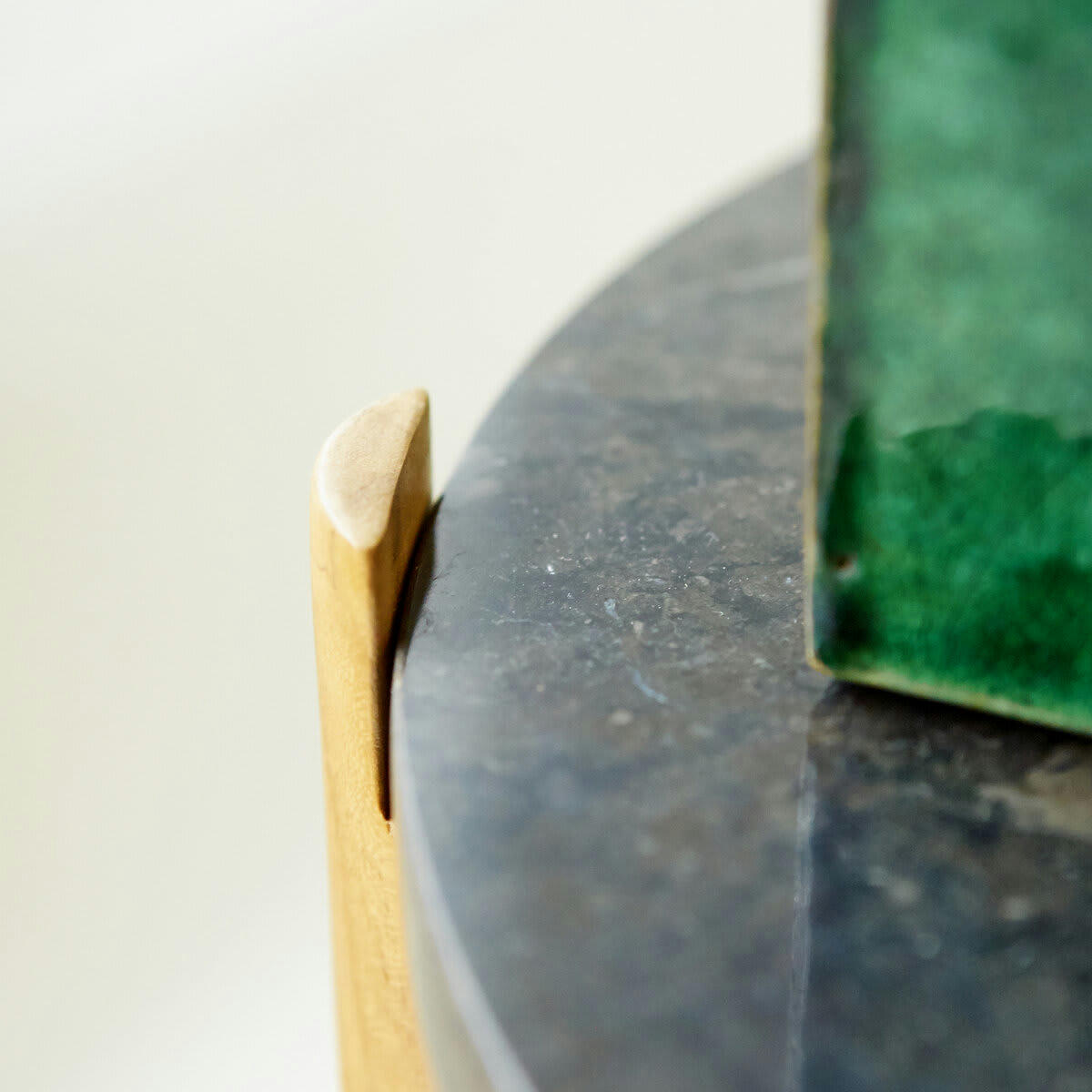 NESTOR - Bout de canapé en teck et marbre black