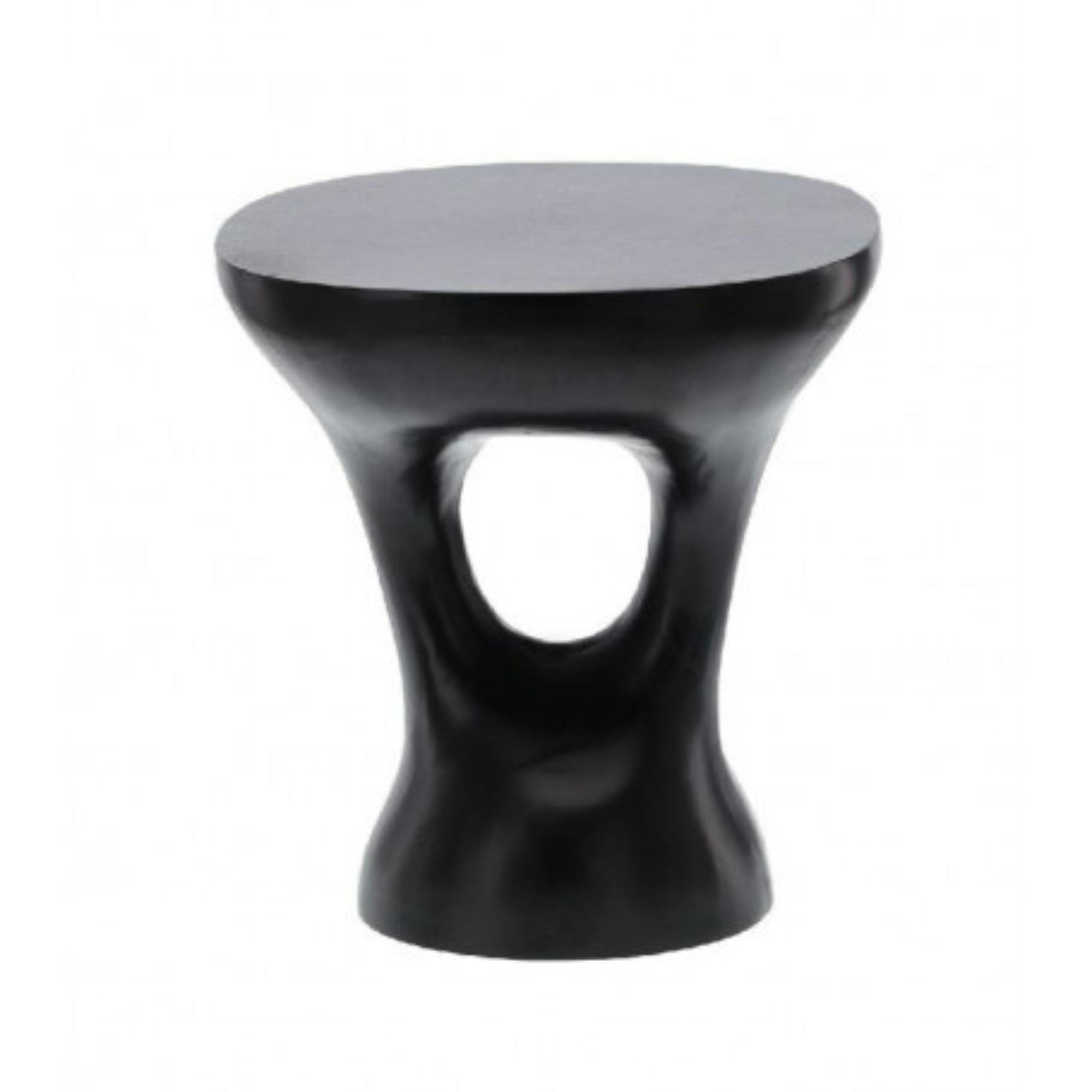 Bout de canapé noir à design sculptural KANO