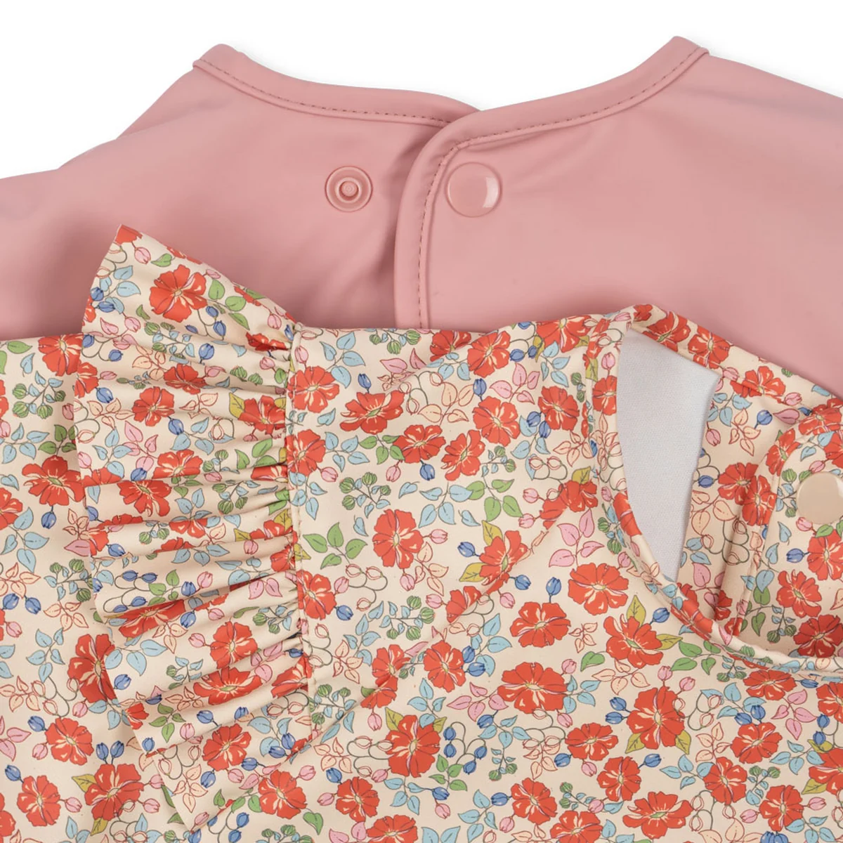 Konges Sløjd - Lätzchen mit Ärmeln und Rüschen, 6-12 Monate, kalkua / bridal rose (2-er Set)