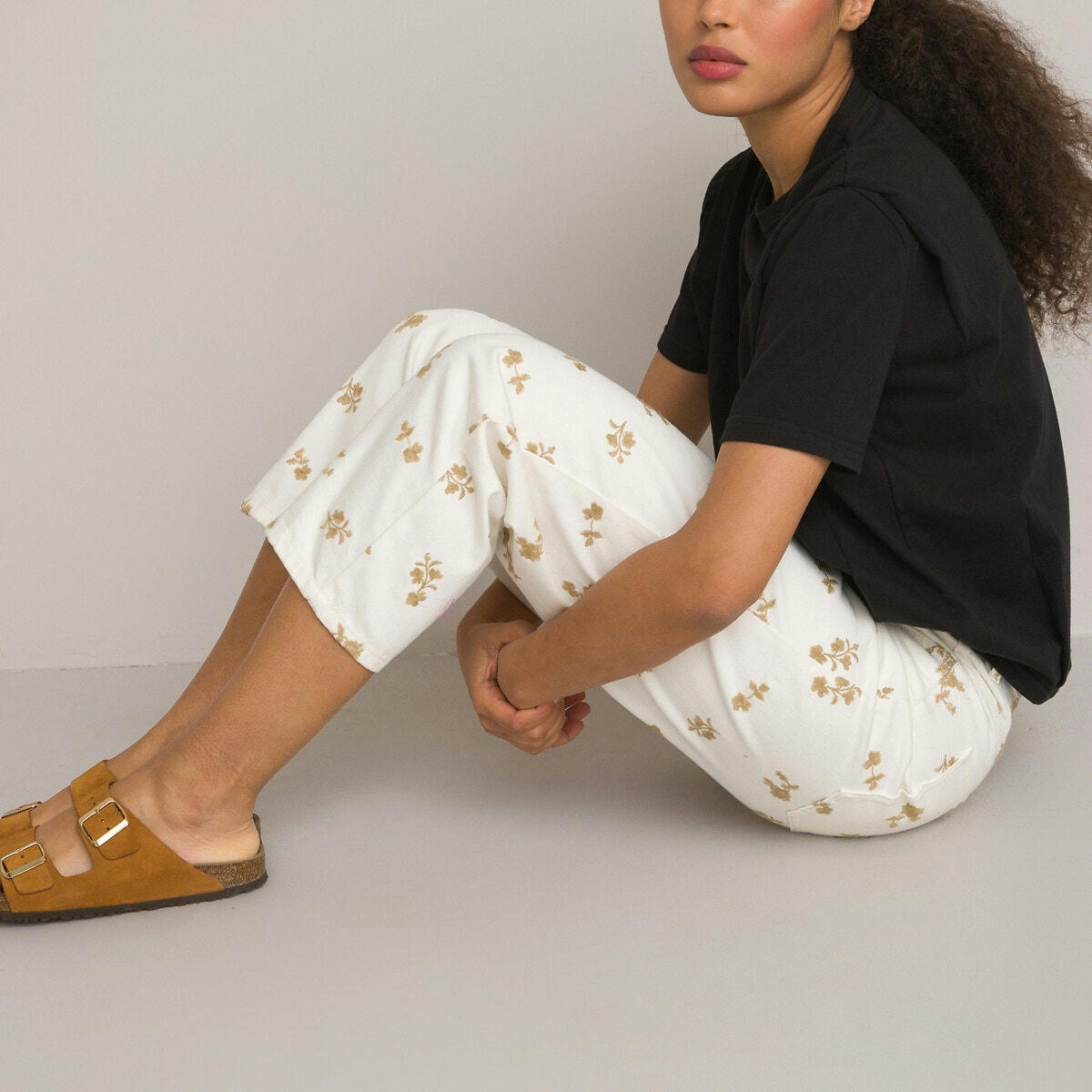 Pantalon mom, broderies fleurs