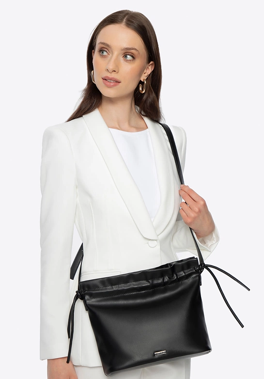 Damska torebka crossbody z dekoracyjnymi wiązaniami czarna