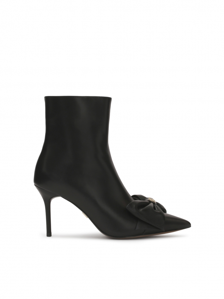 Classic boots with a big bow