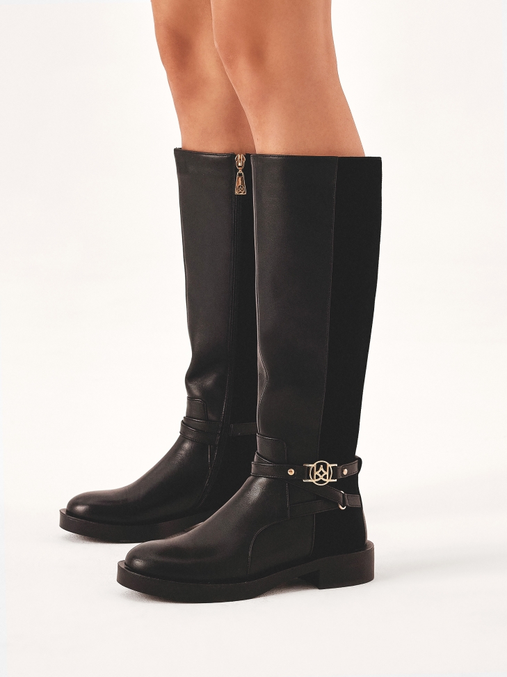 Flat boots in smooth and suede leather