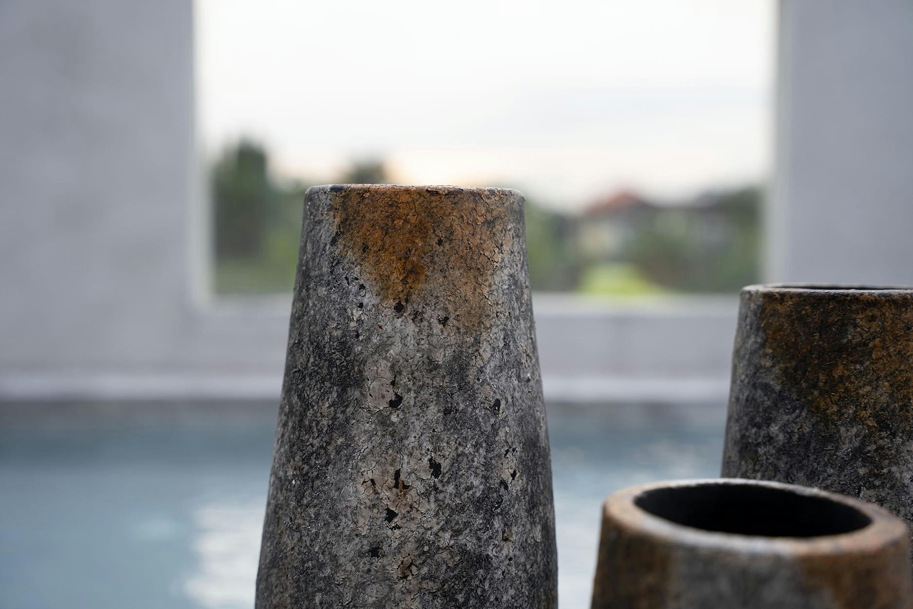 SPOOKU - Vase en terre cuite antique gris H31