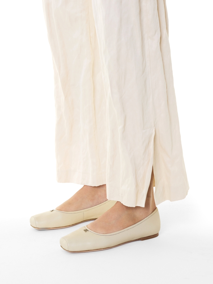 Cream ballerinas with a square line