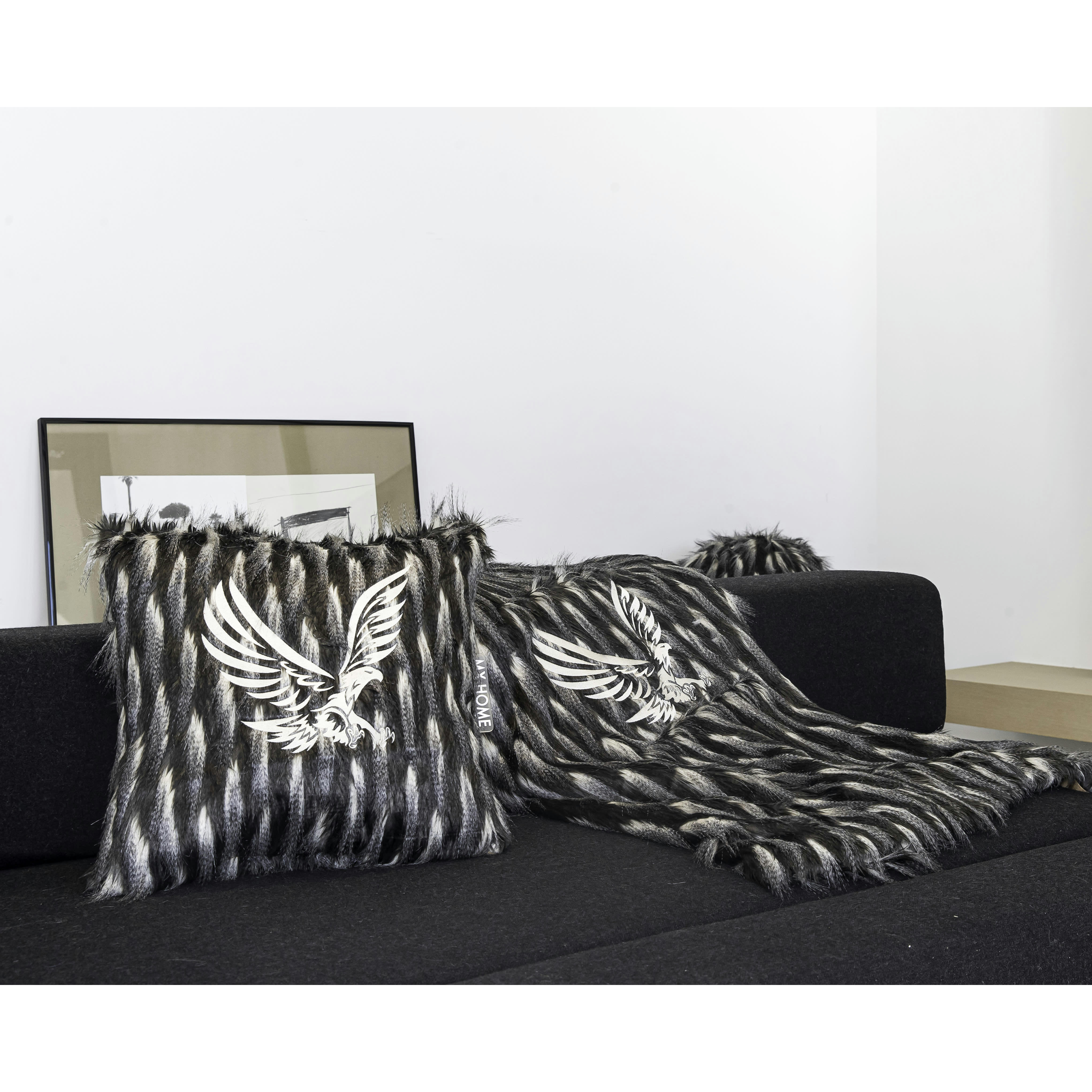 - Coussin brodé en fausse fourrure noire et blanche