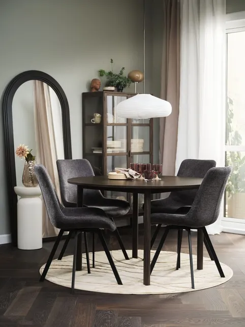 ALSTED Ø120 bord mørk eg + 4 HYGUM stole grå