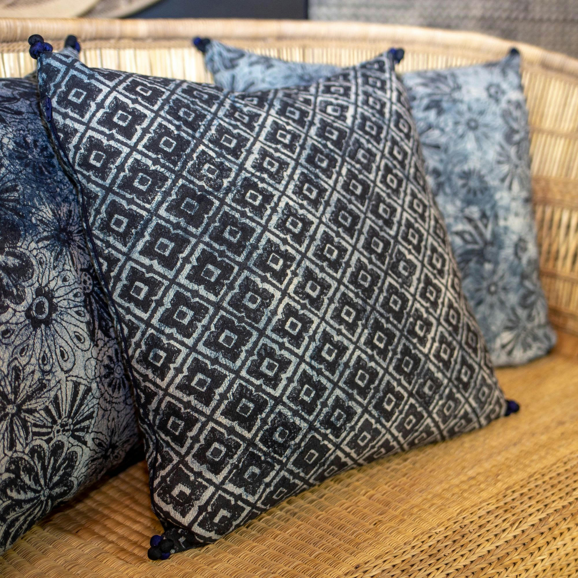 WILD - Coussin en coton bleu et noir avec pompons 45cm