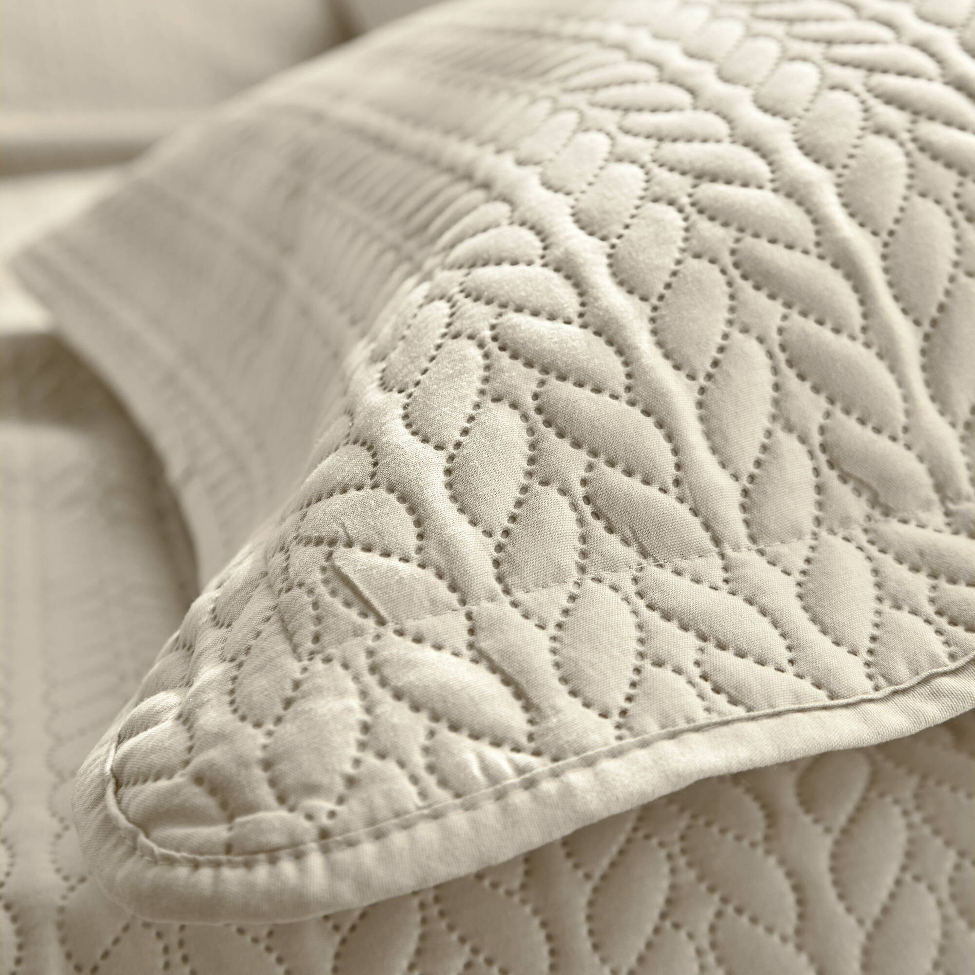 Couvre-lit matelassé microfibre motif géométrique