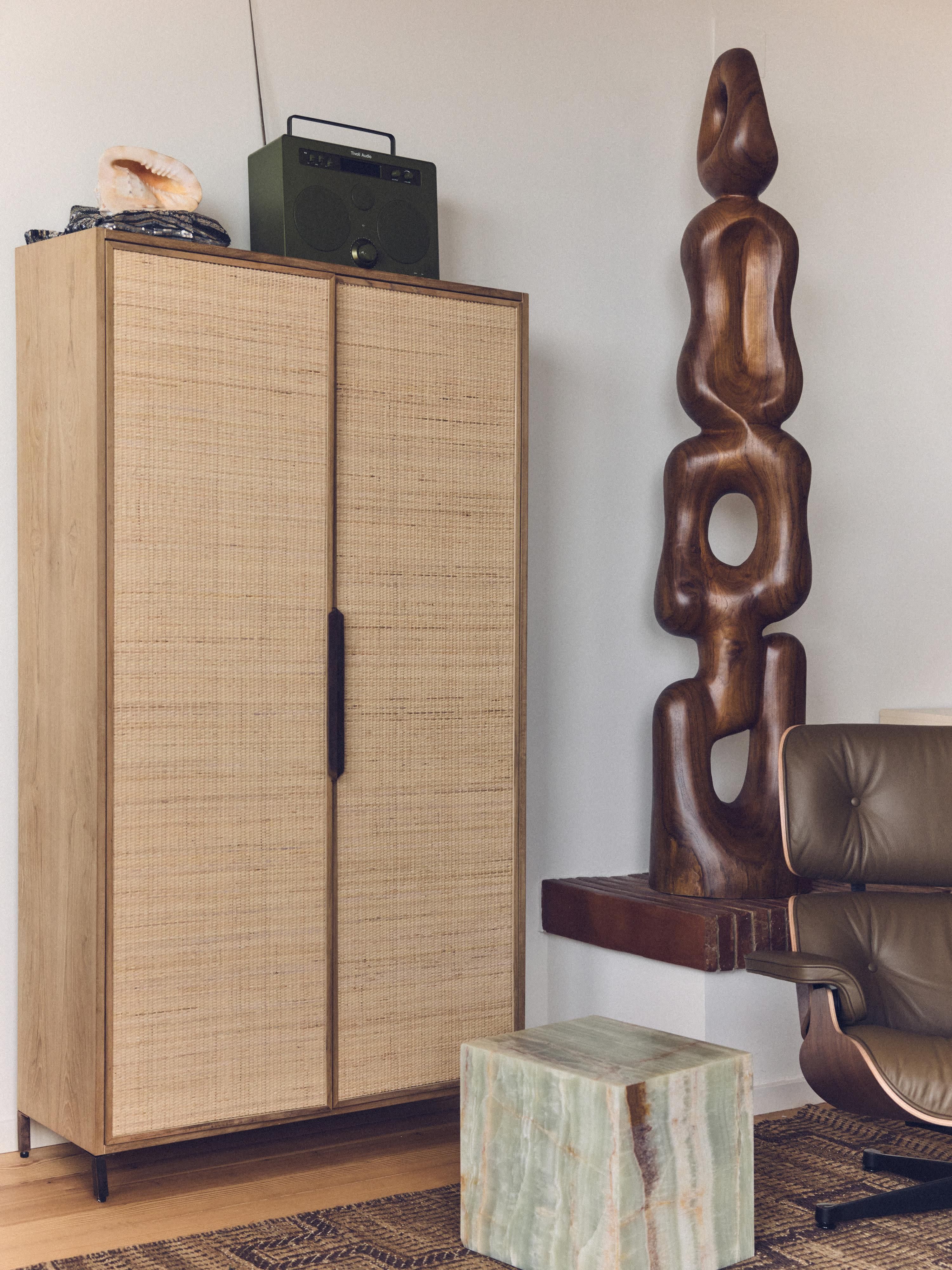 Handgefertigter Kleiderschrank Pioneer mit Rattantüren