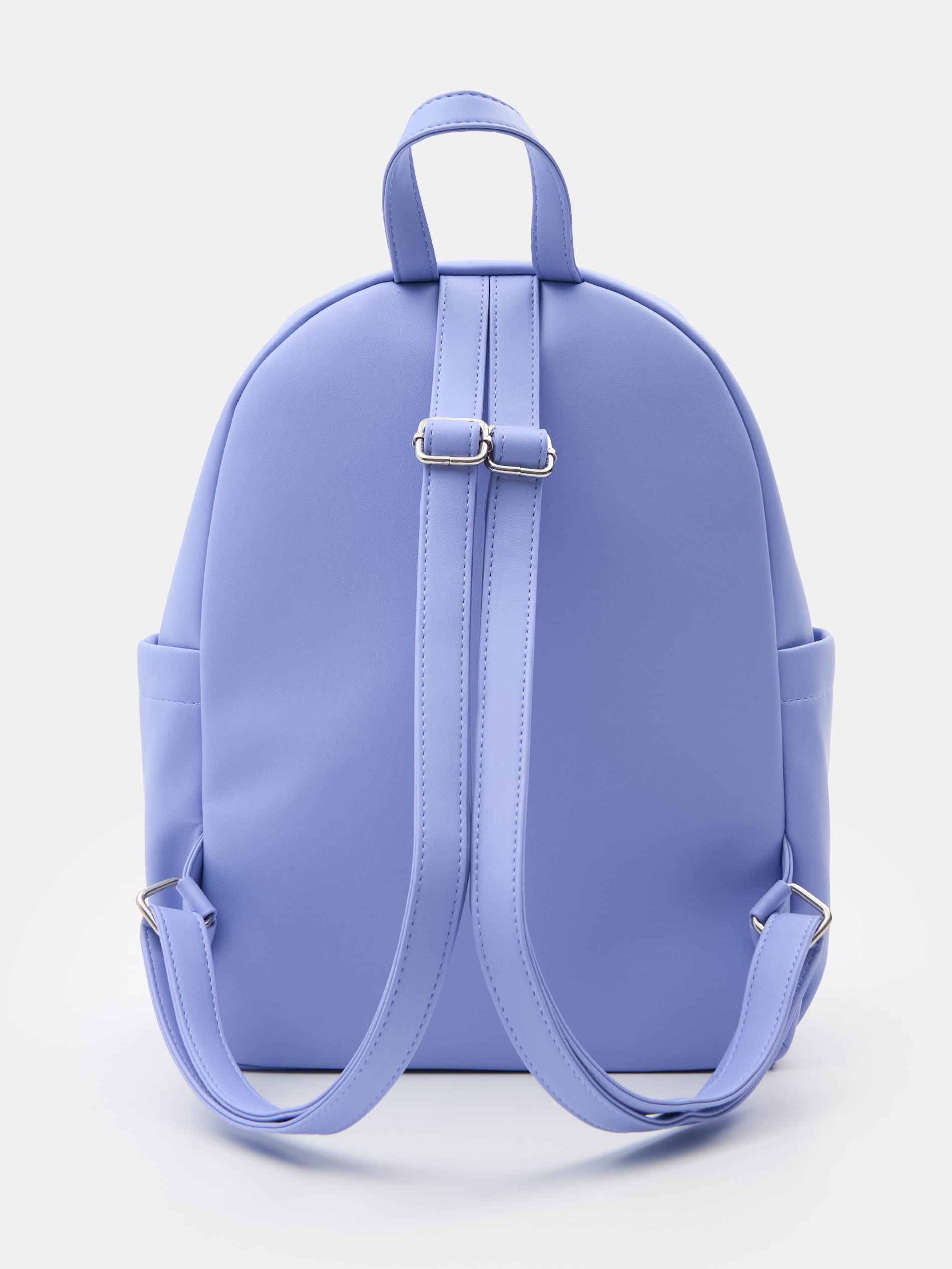 Plecak z tłoczeniami i dekoracyjnymi zawieszkami Stitch