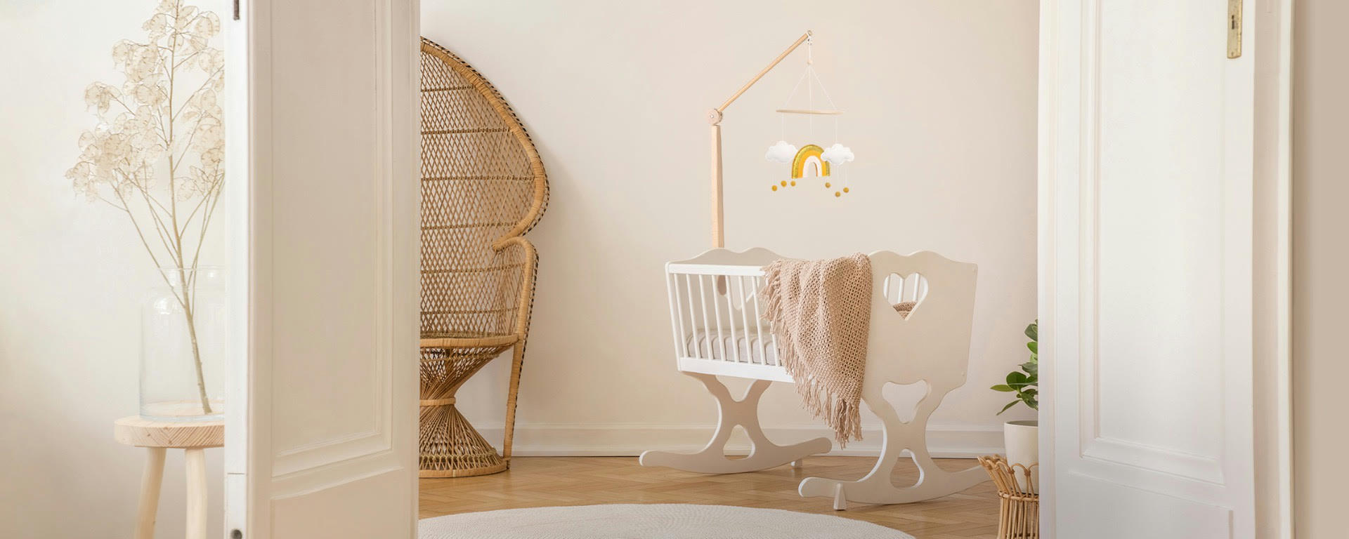 - Mobile de lit bébé arc-en-ciel en feutre et bois naturel