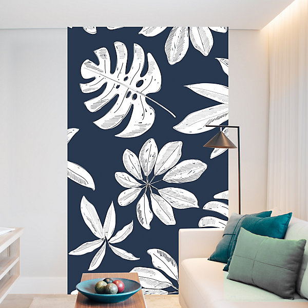 Papier peint intissé 250x150cm, motifs feuilles blanches sur fond bleu marine, style tropical.
