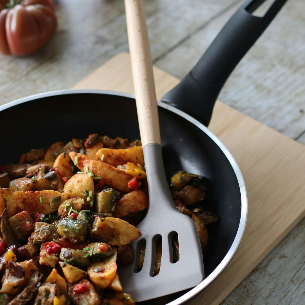 ELIOTT - Spatule ajourée en silicone et manche en bois