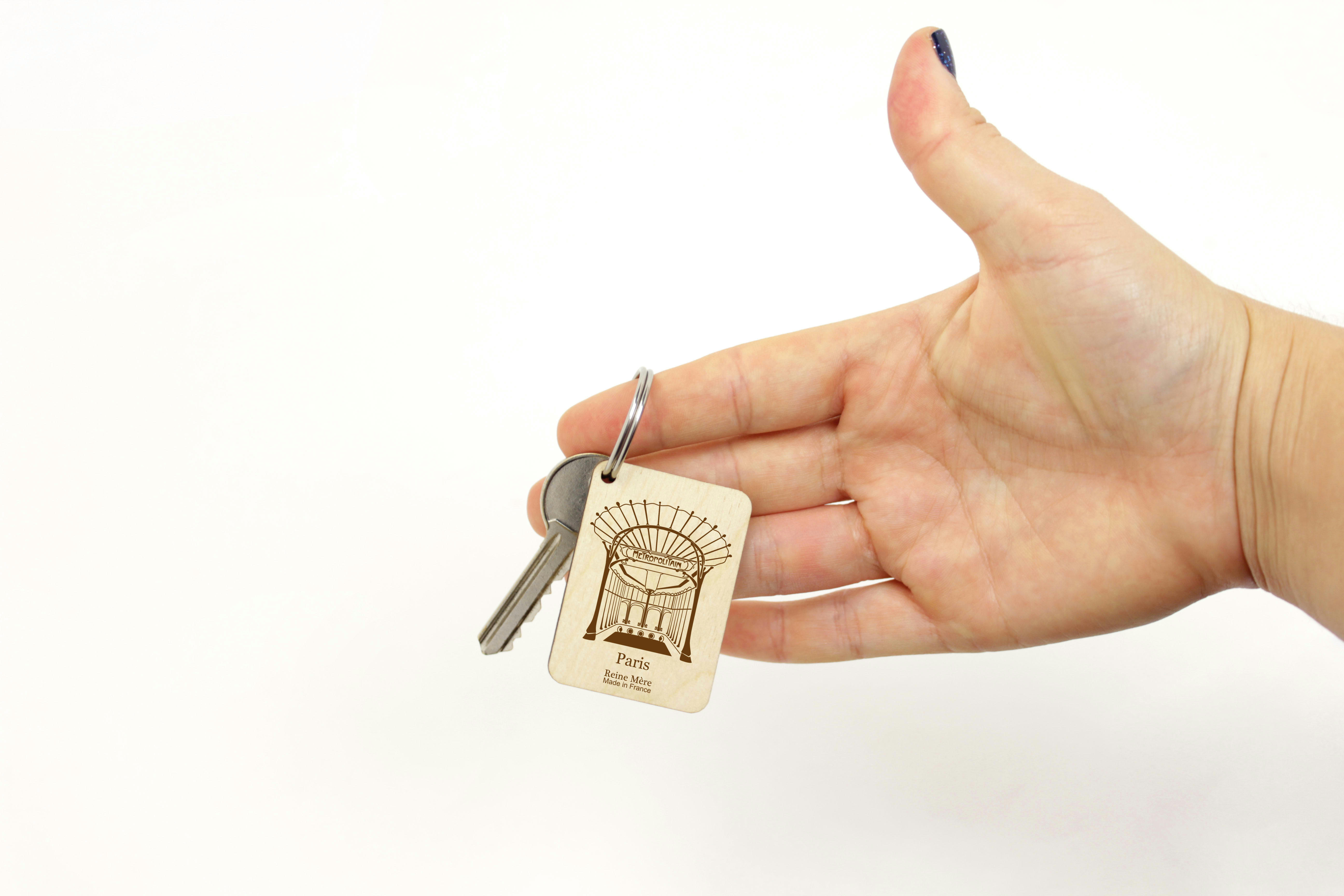 La bouche du métropolitain - Porte-clés en bois de bouleau made in france