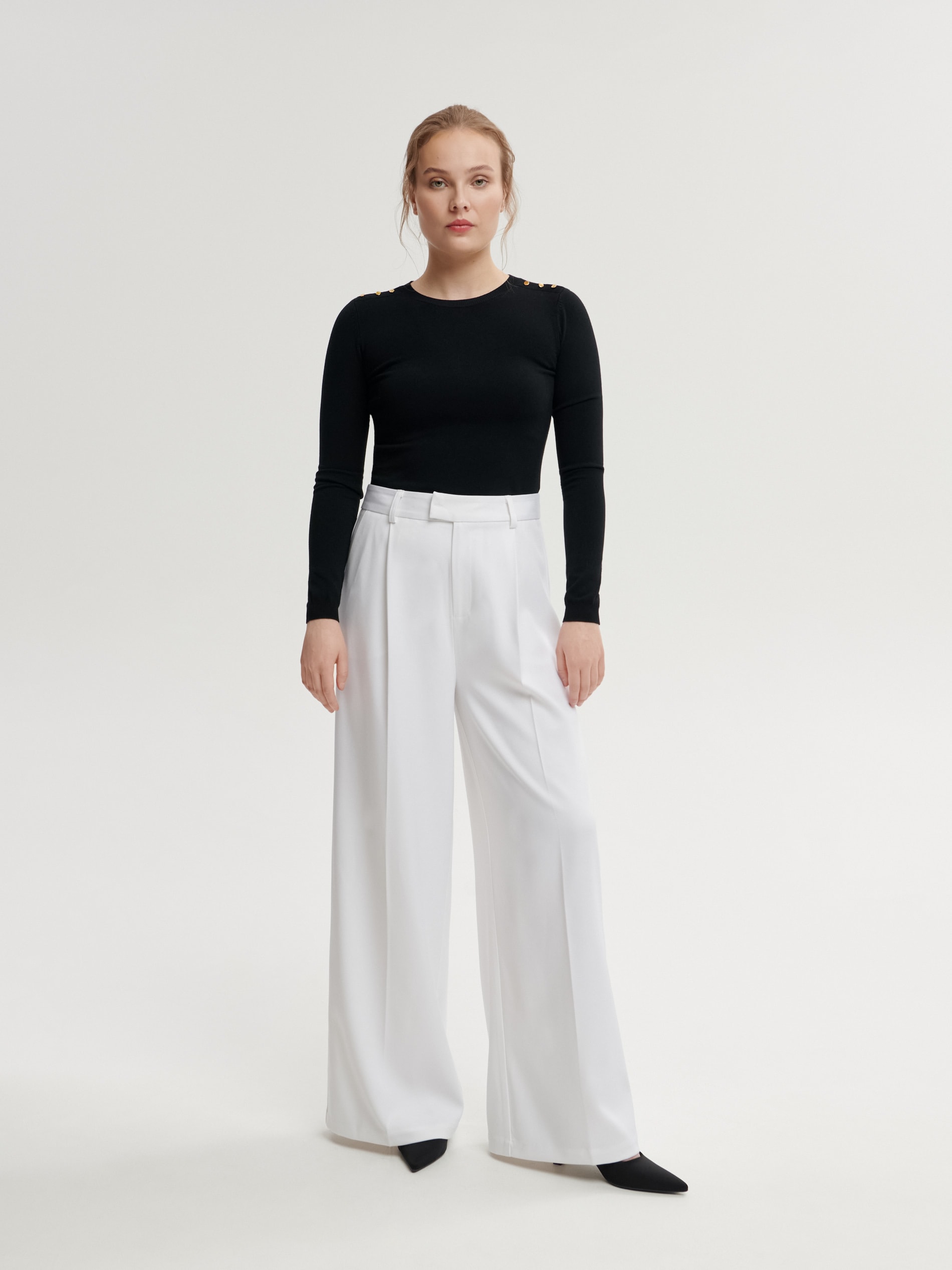 Sweter z ozdobnymi guzikami