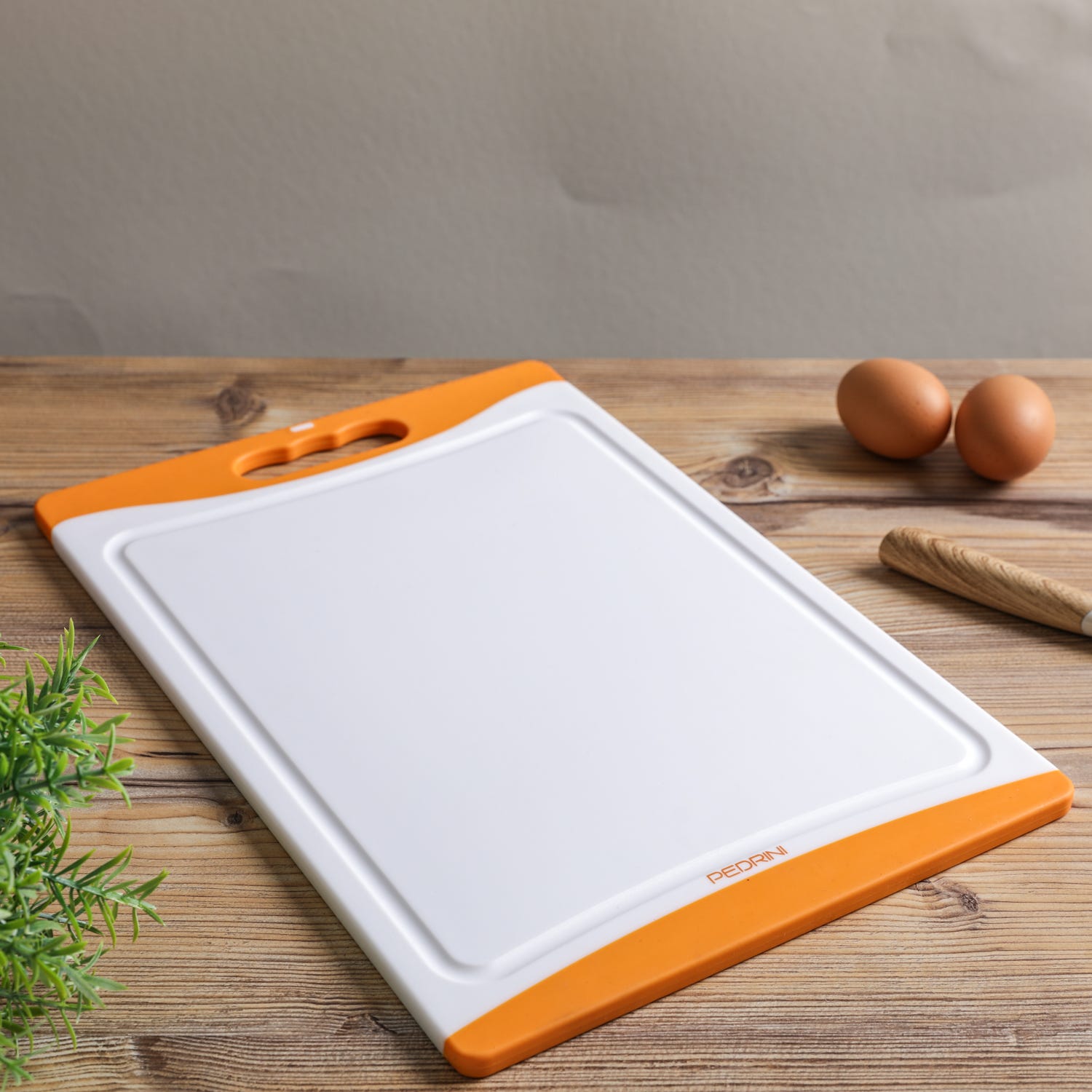 Tagliere 36x25 cm in plastica con bordi in gomma