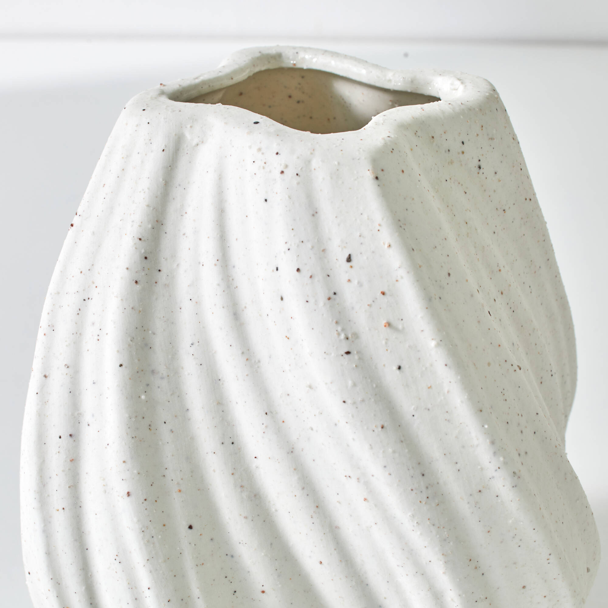 Vase twisté en porcelaine blanche mouchetée